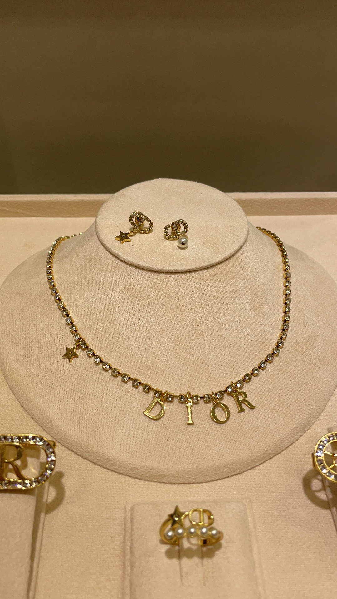 NO:632693,88200, today’s new letter pendant, 25 years new gold letter pendant row of diamond necklace, gold letter pendant is smart and very recognizable, with row of diamond design, sparkling and almost blind beauty, z consistent brass material, custom crystal, necklace, Cartier high-end jewelry1986090988200,今日新品字母吊坠 25年新款金色字母吊坠排钻项链 金色字母吊坠灵动又很有辨识度 搭配排钻设计 闪闪的简直无死角的美貌 z一致黄铜材质 定制水晶,,necklace,卡迪亚高端饰品,Jewelry