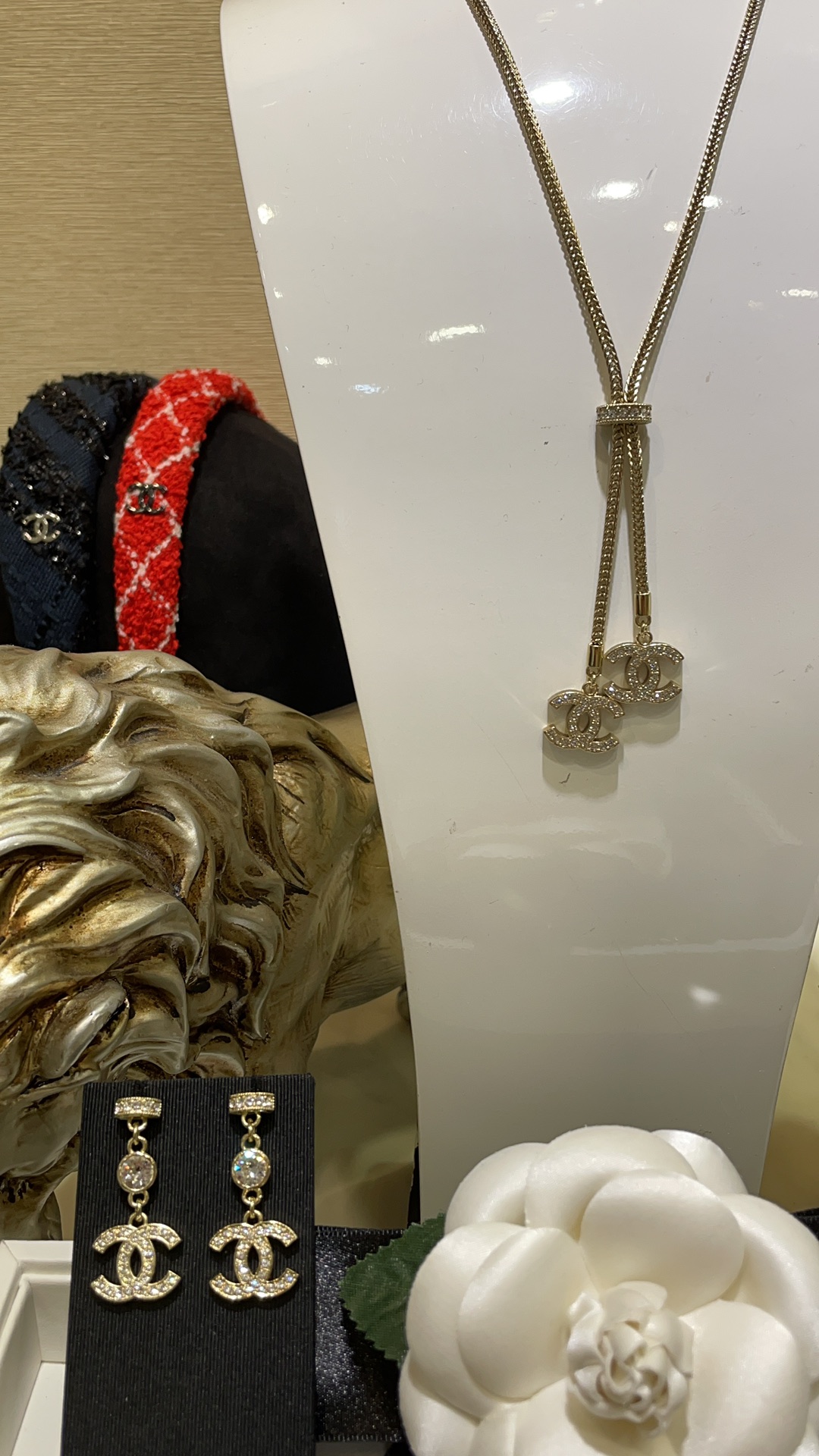 NO:102646,Today's new double pendant 24K new full diamond double C metal braided chain tie necklace snake bone sweater chain knitted pattern chain tie full diamond double C double pendant The upper body is very layered, with a layered effect, with light gold color not skin-catching, very easy to match in daily life, Chanel necklace, chanel, sweaters, necklace, ties19860909今日新品双吊坠 24K新款满钻双C金属编绳链条领带项链蛇骨 毛衣链 编织纹路链条领带满钻双C双吊坠 上身很有层次感 自带叠戴效果 搭配浅金色不挑肤色 日常超好搭配,香奈儿项链,chanel,sweaters,necklace,ties,Jewelry