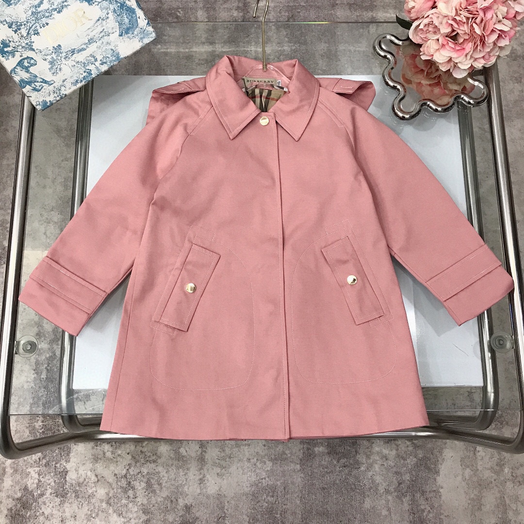 NO:209611,Size 120/1 150/1 170/1 Burberr* BBR paired windbreaker The same style as the original single windbreaker for men and women The highest version of the entire network Hat removal Original hardware button science and technology replica accessories Use the lining process - the inner lining is perfectly lined with the plaid customization version Clothes buttons Customized version Clothes support The fabric is made of waterproof technology Waterproof and windproof ~ This is enough in autumn, the real thing is really super beautiful, special price, burberry, hats,19860909尺码120/1 150/1 170/1 Burberr* BBR对版风衣 男女宝宝同款原单风衣 全网最高版本 帽子拆卸 原版五金纽扣理工复刻配饰 采用了复衬工艺 -内衬完美的对格子拼格 衣服纽扣定制版 衣服力挺 面料做了防水工艺 防水挡风～秋天有这款足矣、实物真心超级好看,特价款,burberry,hats,,Children's