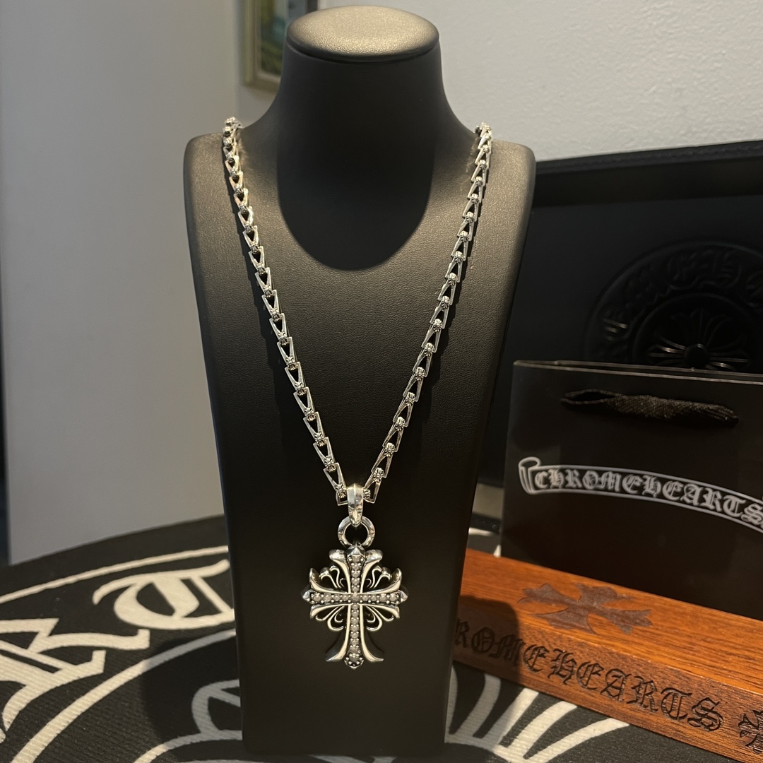NO:108610,TikTok/Kuaishou/ins/Xiaohongshu/Live Hot, New [Counter Quality] Chrome Hearts Cross Necklace, Full Diamond Cross Pendant, Different Concave and Convex and Convex Scout Flowers are Croxin's ambition, so they last forever. Genuine version of Chrome Hearts Croxin, different market light version, benchmark quality, look at the details of the letter printing, retro old gray oxygen level. Seiko version!  !  !  Pure handmade ~ Authentic model opening must-have fashion and fashion, both men and women can wear it, same style for couples, original official website, rock punk style silver style, retro elements, trendy and versatile!  , jewelry boutique, chrome hearts, chrome hearts, necklace19860909批 抖音/快手/ins/小红书/直播热门 ,新款【专柜品质】Chrome Hearts克罗心十字架项链 ,满钻十字架吊坠,凹凸造型不同的花纹设计风格 呈现出与众不同 十字架 童军花是克罗心的志 所以更经久不衰 正品打版Chrome Hearts克罗心 区别市场普通轻版 对版对标品质 看字印细节 复古做旧灰氧程度.精工版本！！！ 纯手工打造 ～正品开模潮流时尚必备 男女均可佩戴 情侣同款 官网原版 摇滚朋克泰银风格 复古元素 潮流百搭！,饰品精品,chrome hearts,chrome hearts,necklace,Jewelry