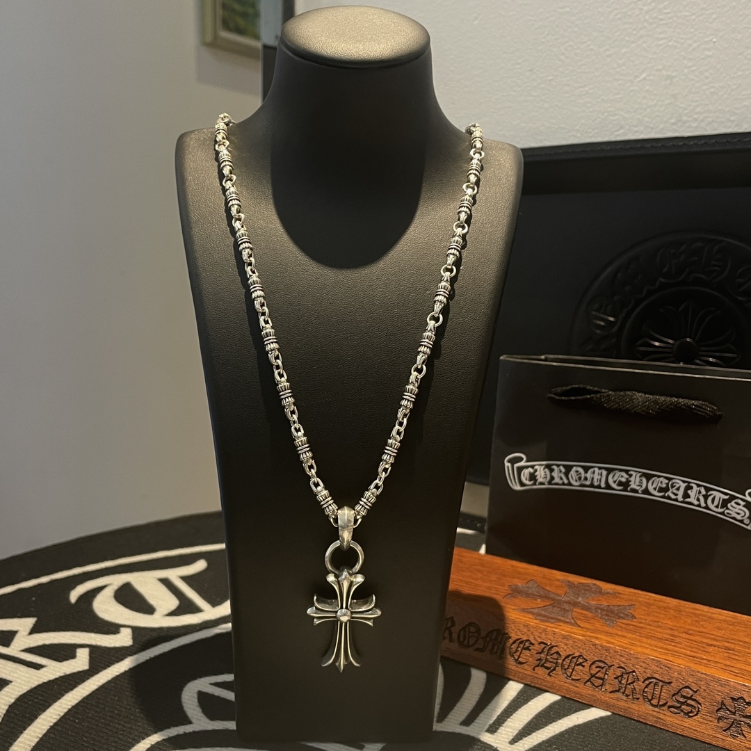 NO:108635,TikTok/Kuaishou/ins/Xiaohongshu/Live Hot, New [Counter Quality] Chrome Hearts Croxin Flower Ball Necklace, Cross Pendant, Concave and Convex and Convex Scout Flowers present unique to others Cross Scout Flowers are Croxin's ambitions, so they last longer. Genuine version of Chrome Hearts Croxin, different market light version, benchmarking quality, looking at the details of the letter printing, retro old gray oxygen level. Seiko version!  !  !  Pure handmade ~ Authentic model opening must-have fashion and fashion, both men and women can wear it, same style for couples, original official website, rock punk style silver style, retro elements, trendy and versatile!  , jewelry boutique, chrome hearts, chrome hearts, necklace19860909批 抖音/快手/ins/小红书/直播热门 ,新款【专柜品质】Chrome Hearts克罗心花球项链 ,十字架吊坠,凹凸造型不同的花纹设计风格 呈现出与众不同 十字架 童军花是克罗心的志 所以更经久不衰 正品打版Chrome Hearts克罗心 区别市场普通轻版 对版对标品质 看字印细节 复古做旧灰氧程度.精工版本！！！ 纯手工打造 ～正品开模潮流时尚必备 男女均可佩戴 情侣同款 官网原版 摇滚朋克泰银风格 复古元素 潮流百搭！,饰品精品,chrome hearts,chrome hearts,necklace,Jewelry
