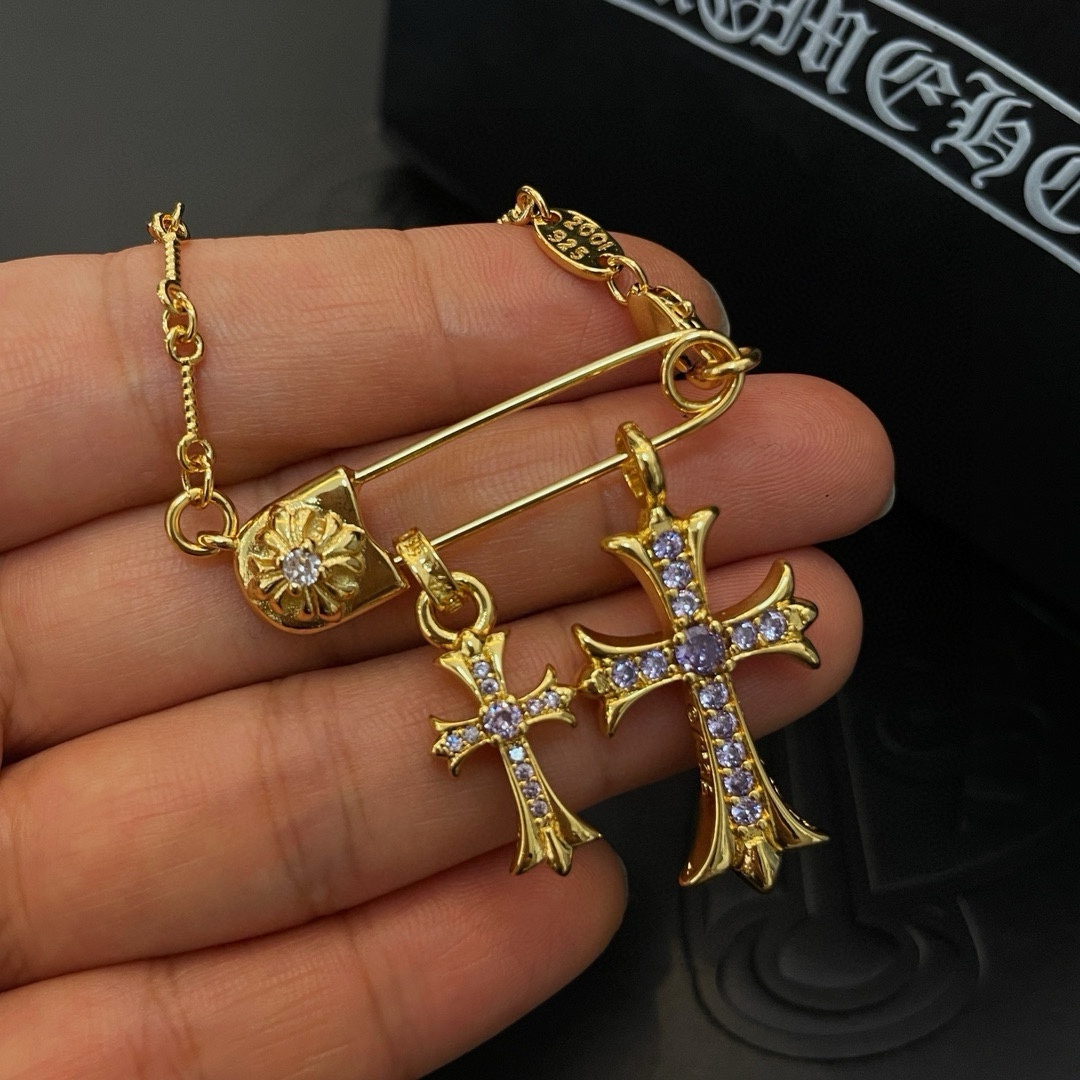 NO:108616,New [Counter Quality] Chrome Hearts Croxin Classic gold classic necklace Full-diamond cross pendant Different pattern design styles present unique cross Scout flowers are Croxin's ambitions, so they last longer. Genuine version of Chrome Hearts Croxin, differentiated from the market, benchmarked on the quality of the version, looking at the details of the letter printing, retro old gray oxygen level. Seiko version!  !  !  Pure handmade ~ Authentic model opening must-have fashion and fashion, both men and women can wear it, same style for couples, original official website, rock punk style silver style, retro elements, trendy and versatile!  , jewelry boutique, chrome hearts, chrome hearts, necklace, gold19860909新款【专柜品质】Chrome Hearts克罗心 经典黄金色经典项链 满钻十字架吊坠 凹凸造型不同的花纹设计风格 呈现出与众不同 十字架 童军花是克罗心的志 所以更经久不衰 正品打版Chrome Hearts克罗心 区别市场普通轻版 对版对标品质 看字印细节 复古做旧灰氧程度.精工版本！！！ 纯手工打造 ～正品开模潮流时尚必备 男女均可佩戴 情侣同款 官网原版 摇滚朋克泰银风格 复古元素 潮流百搭！,饰品精品,chrome hearts,chrome hearts,necklace,gold,Jewelry