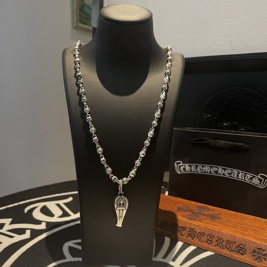 NO:108622,TikTok/Kuaishou/ins/Xiaohongshu/Live Hot, New [Counter Quality] Chrome Hearts Cross-Ball Skull Necklace, Sword and Whistle Pendant, Concave and Convex and Convex and Convex Design Styles, presenting unique Cross Scout Flowers are Croxin's ambitions, so they last longer. Genuine version of Chrome Hearts Croxin, different market light version, benchmarking quality, looking at the details of the letter printing, retro old gray oxygen level. Seiko version!  !  !  Pure handmade ~ Authentic model opening must-have fashion and fashion, both men and women can wear it, same style for couples, original official website, rock punk style silver style, retro elements, trendy and versatile!  , jewelry boutique, chrome hearts, chrome hearts, necklace19860909批 抖音/快手/ins/小红书/直播热门 ,新款【专柜品质】Chrome Hearts克罗心十字花球骷髅头项链 ,宝剑哨子吊坠,凹凸造型不同的花纹设计风格 呈现出与众不同 十字架 童军花是克罗心的志 所以更经久不衰 正品打版Chrome Hearts克罗心 区别市场普通轻版 对版对标品质 看字印细节 复古做旧灰氧程度.精工版本！！！ 纯手工打造 ～正品开模潮流时尚必备 男女均可佩戴 情侣同款 官网原版 摇滚朋克泰银风格 复古元素 潮流百搭！,饰品精品,chrome hearts,chrome hearts,necklace,Jewelry