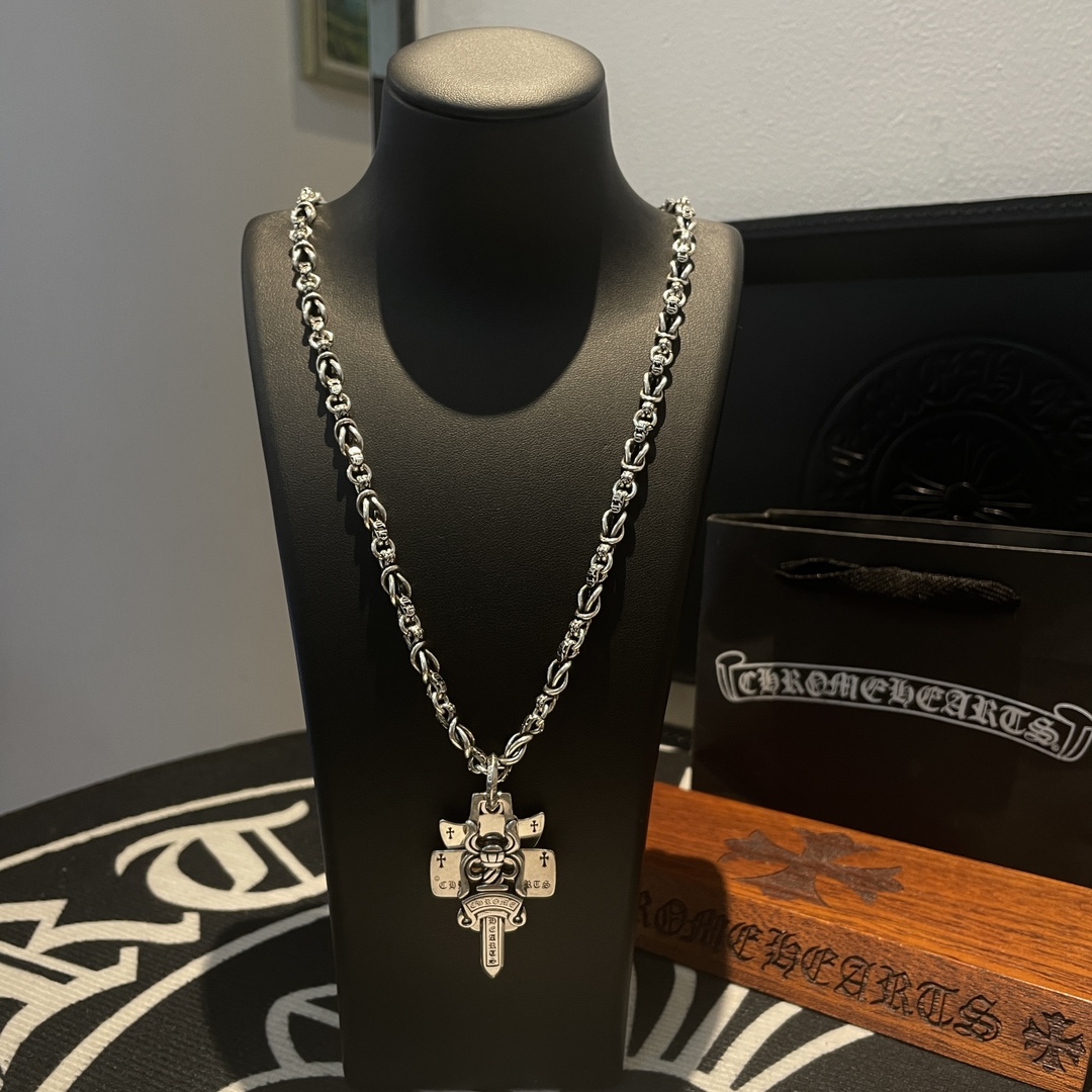 NO:108628,TikTok/Kuaishou/ins/Xiaohongshu/Live Hot, New [Counter Quality] Chrome Hearts Cross Big Tongue Necklace, Sword Triple Pendant, Different Concave and Convex and Convex Scout Flowers are Croxin's ambition, so they last forever. Genuine version of Chrome Hearts Croxin, different market light version, benchmark quality, look at the details of the letter printing, retro old gray oxygen level. Seiko version!  !  !  Pure handmade ~ Authentic model opening must-have fashion and fashion, both men and women can wear it, same style for couples, original official website, rock punk style silver style, retro elements, trendy and versatile!  , jewelry boutique, chrome hearts, chrome hearts, necklace19860909批 抖音/快手/ins/小红书/直播热门 ,新款【专柜品质】Chrome Hearts克罗心十字架大舌头项链 ,宝剑三重合吊坠,凹凸造型不同的花纹设计风格 呈现出与众不同 十字架 童军花是克罗心的志 所以更经久不衰 正品打版Chrome Hearts克罗心 区别市场普通轻版 对版对标品质 看字印细节 复古做旧灰氧程度.精工版本！！！ 纯手工打造 ～正品开模潮流时尚必备 男女均可佩戴 情侣同款 官网原版 摇滚朋克泰银风格 复古元素 潮流百搭！,饰品精品,chrome hearts,chrome hearts,necklace,Jewelry