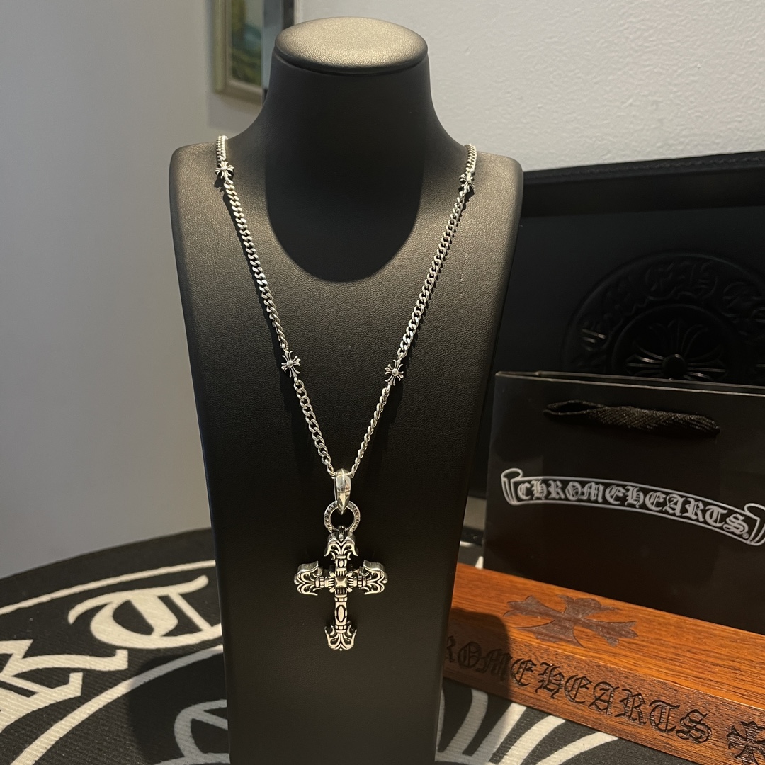 NO:108634,TikTok/Kuaishou/ins/Xiaohongshu/Live Hot, New [Counter Quality] Chrome Hearts Croxin Cross Necklace, Flame Cross Pendant, Different Concave and Convex and Convex Scout Flowers are Croxin's ambition, so they last forever. Genuine version of Chrome Hearts Croxin, different market light version, benchmark quality, look at the details of the letter printing, retro old gray oxygen level. Seiko version!  !  !  Pure handmade ~ Authentic model opening must-have fashion and fashion, both men and women can wear it, same style for couples, original official website, rock punk style silver style, retro elements, trendy and versatile!  , jewelry boutique, chrome hearts, chrome hearts, necklace19860909批 抖音/快手/ins/小红书/直播热门 ,新款【专柜品质】Chrome Hearts克罗心十字架项链 ,火焰十字架吊坠,凹凸造型不同的花纹设计风格 呈现出与众不同 十字架 童军花是克罗心的志 所以更经久不衰 正品打版Chrome Hearts克罗心 区别市场普通轻版 对版对标品质 看字印细节 复古做旧灰氧程度.精工版本！！！ 纯手工打造 ～正品开模潮流时尚必备 男女均可佩戴 情侣同款 官网原版 摇滚朋克泰银风格 复古元素 潮流百搭！,饰品精品,chrome hearts,chrome hearts,necklace,Jewelry