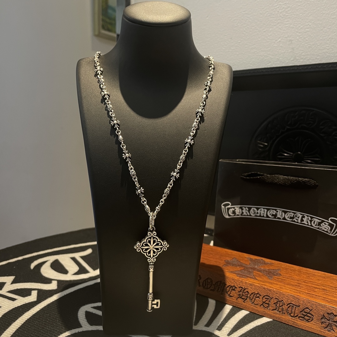 NO:108612,TikTok/Kuaishou/ins/Xiaohongshu/Live Hot, New [Counter Quality] Chrome Hearts Croxin Cross Flower Necklace, Key Pendant, Concave and Convex and Convex Scout Flowers present unique to others Cross Scout Flowers is Croxin's ambition, so it lasts for a long time Genuine version Chrome Hearts Croxin Difference to the market ordinary light version, match the quality of the version, look at the details of the letter printing, retro old gray oxygen level. Seiko version!  !  !  Pure handmade ~ Authentic model opening must-have fashion and fashion, both men and women can wear it, same style for couples, original official website, rock punk style silver style, retro elements, trendy and versatile!  , jewelry boutique, chrome hearts, chrome hearts, necklace19860909批 抖音/快手/ins/小红书/直播热门 ,新款【专柜品质】Chrome Hearts克罗心十字花项链 ,钥匙吊坠,凹凸造型不同的花纹设计风格 呈现出与众不同 十字架 童军花是克罗心的志 所以更经久不衰 正品打版Chrome Hearts克罗心 区别市场普通轻版 对版对标品质 看字印细节 复古做旧灰氧程度.精工版本！！！ 纯手工打造 ～正品开模潮流时尚必备 男女均可佩戴 情侣同款 官网原版 摇滚朋克泰银风格 复古元素 潮流百搭！,饰品精品,chrome hearts,chrome hearts,necklace,Jewelry