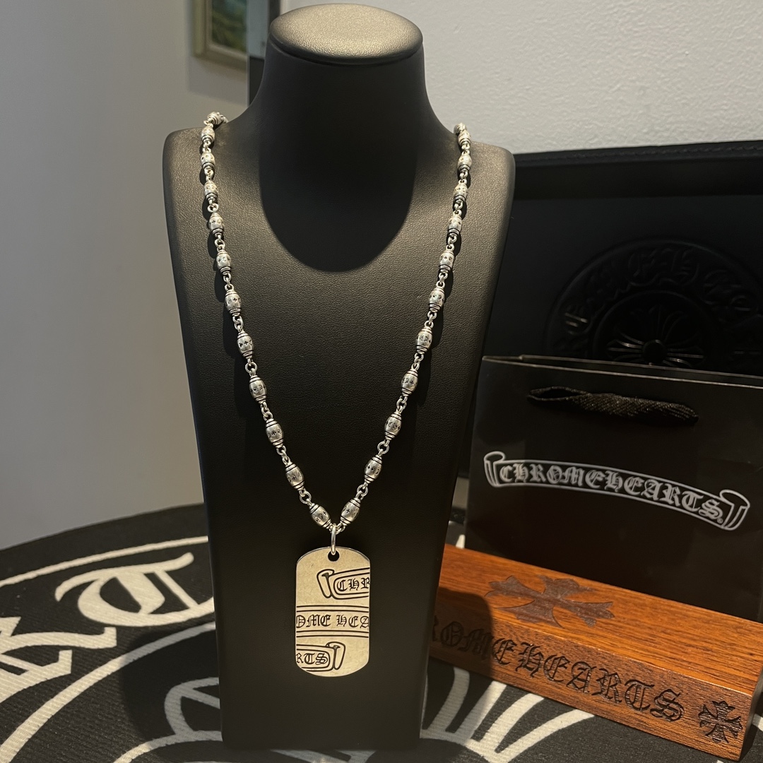 NO:108621,New [Counter Quality] Chrome Hearts Croxin Classic Cross Necklace Square Card Pendant Kuaishou/ins/Little Red Book Popular, Different concave and convex and convex design styles, presenting uniqueness, Cross Scout Flowers are Croxin's ambition, so they last longer, genuine version Chrome Hearts Croxin, differentiate the market ordinary light version, benchmark the quality of the version, look at the details of the letter printing, retro, old gray oxygen level. Seiko version!  !  !  Pure handmade ~ Authentic model opening must-have fashion and fashion, both men and women can wear it, same style for couples, original official website, rock punk style silver style, retro elements, trendy and versatile!  , jewelry boutique, chrome hearts, chrome hearts, necklace19860909新款【专柜品质】Chrome Hearts克罗心经典十字架项链 方牌吊坠 快手/ins/小红书热门 凹凸造型不同的花纹设计风格 呈现出与众不同 十字架 童军花是克罗心的志 所以更经久不衰 正品打版Chrome Hearts克罗心 区别市场普通轻版 对版对标品质 看字印细节 复古做旧灰氧程度.精工版本！！！ 纯手工打造 ～正品开模潮流时尚必备 男女均可佩戴 情侣同款 官网原版 摇滚朋克泰银风格 复古元素 潮流百搭！,饰品精品,chrome hearts,chrome hearts,necklace,Jewelry