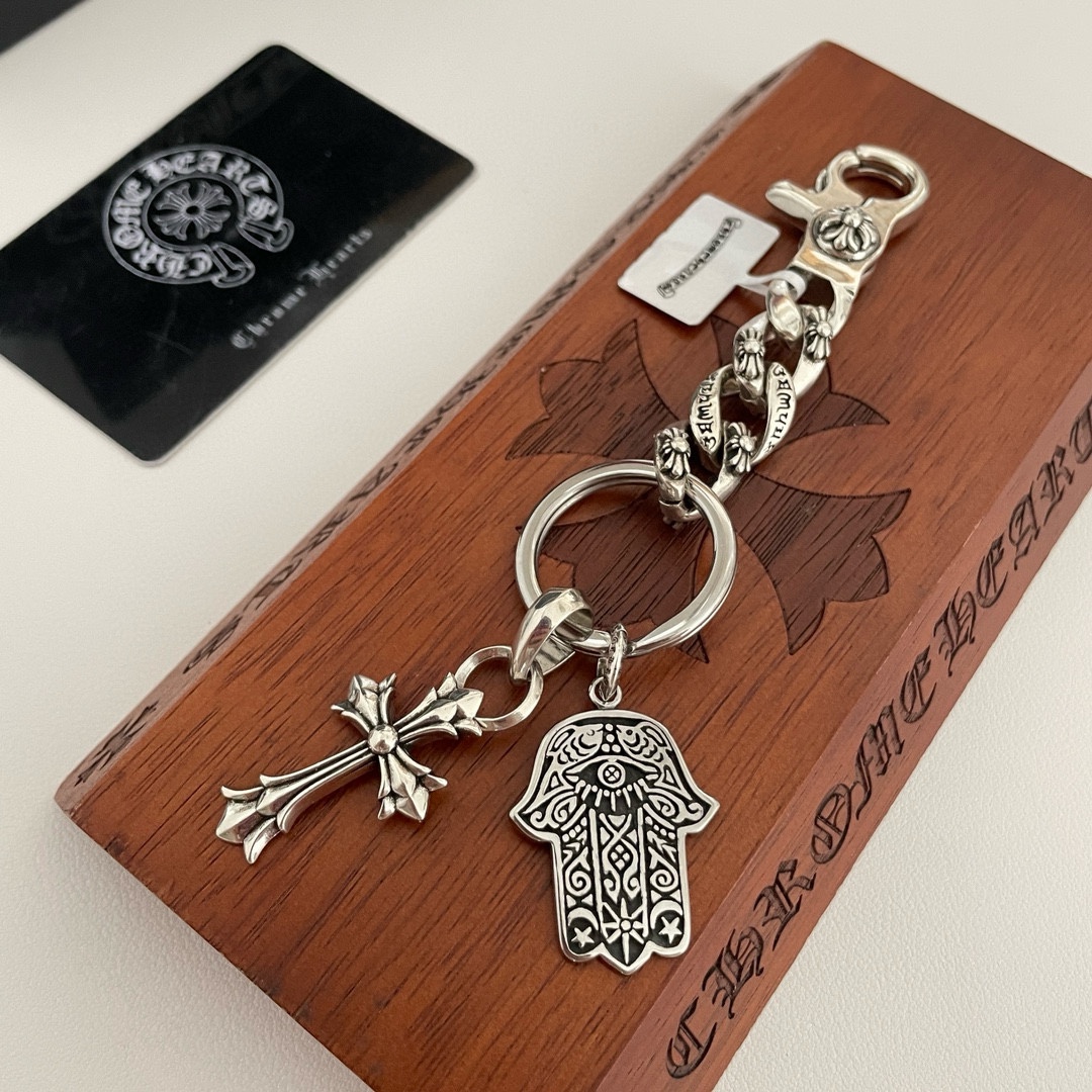 NO:108639,New [Counter Quality] Chrome Hearts Croxin Classic retro keychain Cross double pendant Different pattern design styles present unique Cross Scout flowers are Croxin's ambitions, so they last longer. Genuine version Chrome Hearts Croxin necklaces are the ordinary light version of the market. The quality is benchmarked against the quality of the text and print details. The degree of retro old gray oxygen. Seiko version!  !  !  Pure handmade ~ Authentic model opening must-have fashion and fashion, both men and women can wear it, same style for couples, original official website, rock punk style silver style, retro elements, trendy and versatile!  , jewelry boutique, chrome hearts, chrome hearts, necklace, keychain19860909新款【专柜品质】Chrome Hearts克罗心 经典复古钥匙扣 十字架双吊坠 凹凸造型不同的花纹设计风格 呈现出与众不同 十字架 童军花是克罗心的志 所以更经久不衰 正品打版Chrome Hearts克罗心项链区别市场普通轻版 对版对标品质 看字印细节 复古做旧灰氧程度.精工版本！！！ 纯手工打造 ～正品开模潮流时尚必备 男女均可佩戴 情侣同款 官网原版 摇滚朋克泰银风格 复古元素 潮流百搭！,饰品精品,chrome hearts,chrome hearts,necklace,keychain,Jewelry