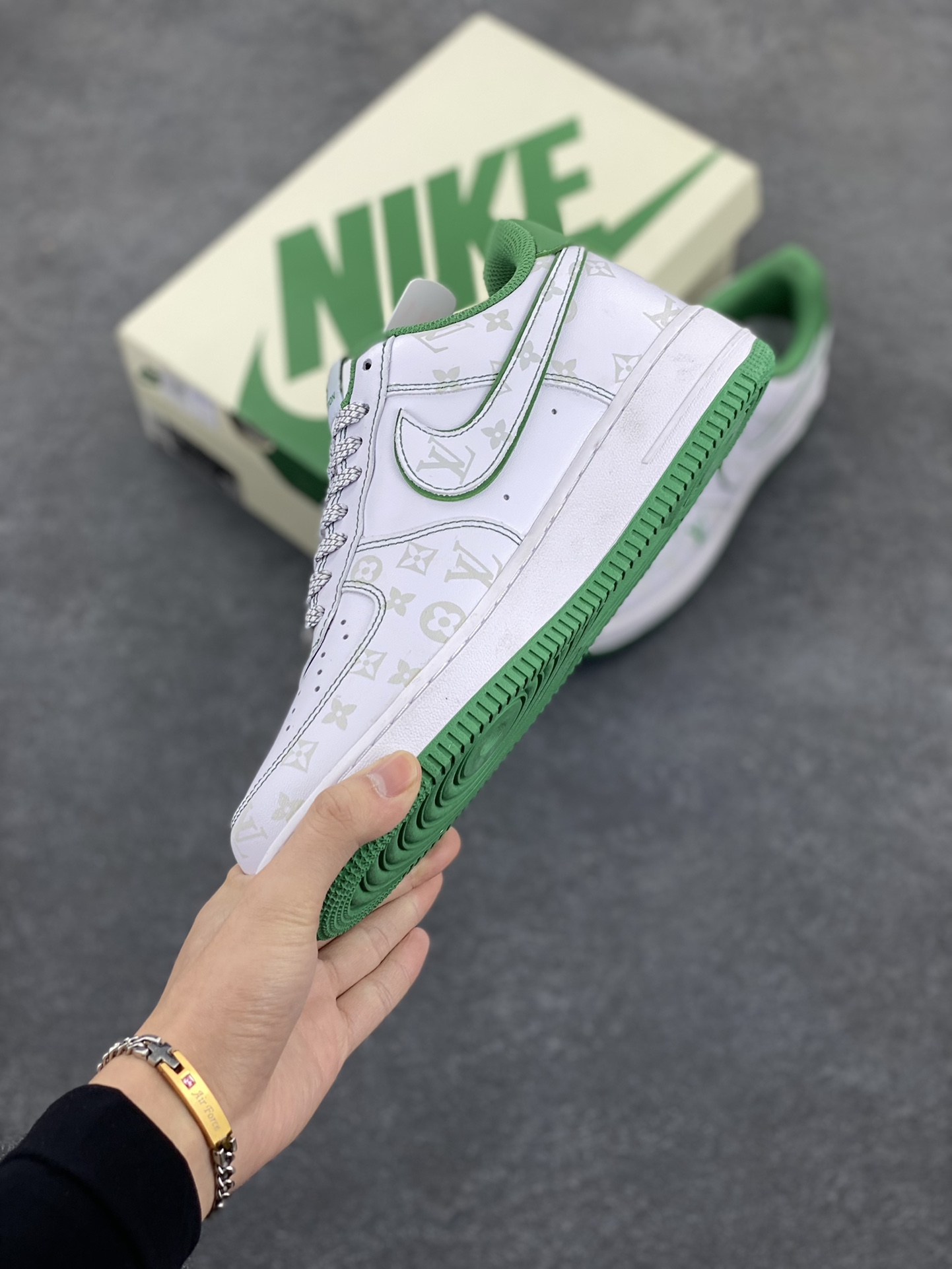 图片[3]-福利特价 NIke Air Force 1 \’07 Low “LV联名绿–暗夜精灵”空军一号 低帮 运动鞋 休闲鞋 折边针车 工艺难度大 原楦头原纸板 原装鞋盒 定制五金配件 内置全掌气垫 原厂鞋底 货号：BS8805-603 尺码：36 36.5 37.5 38 38.5 39 40 40.5 41 42 42.5 43 44 44.5 45-选品中心