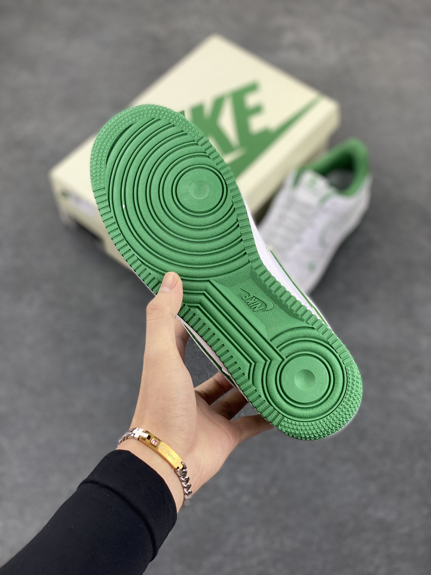 图片[5]-福利特价 NIke Air Force 1 \’07 Low “LV联名绿–暗夜精灵”空军一号 低帮 运动鞋 休闲鞋 折边针车 工艺难度大 原楦头原纸板 原装鞋盒 定制五金配件 内置全掌气垫 原厂鞋底 货号：BS8805-603 尺码：36 36.5 37.5 38 38.5 39 40 40.5 41 42 42.5 43 44 44.5 45-选品中心