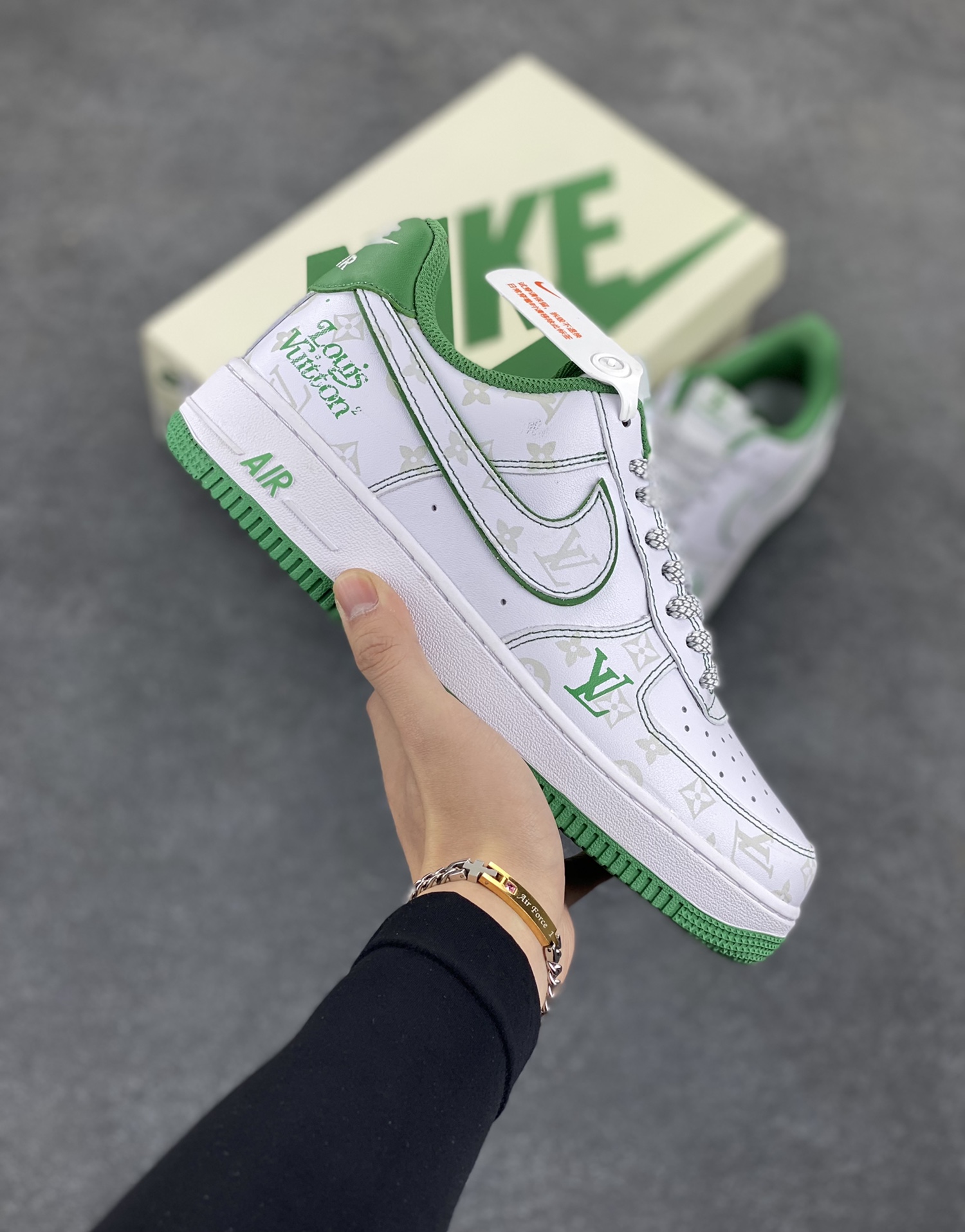 福利特价 NIke Air Force 1 \'07 Low “LV联名绿--暗夜精灵”空军一号 低帮 运动鞋 休闲鞋 折边针车 工艺难度大 原楦头原纸板 原装鞋盒 定制五金配件 内置全掌气垫 原厂鞋底 货号：BS8805-603 尺码：36 36.5 37.5 38 38.5 39 40 40.5 41 42 42.5 43 44 44.5 45-选品中心