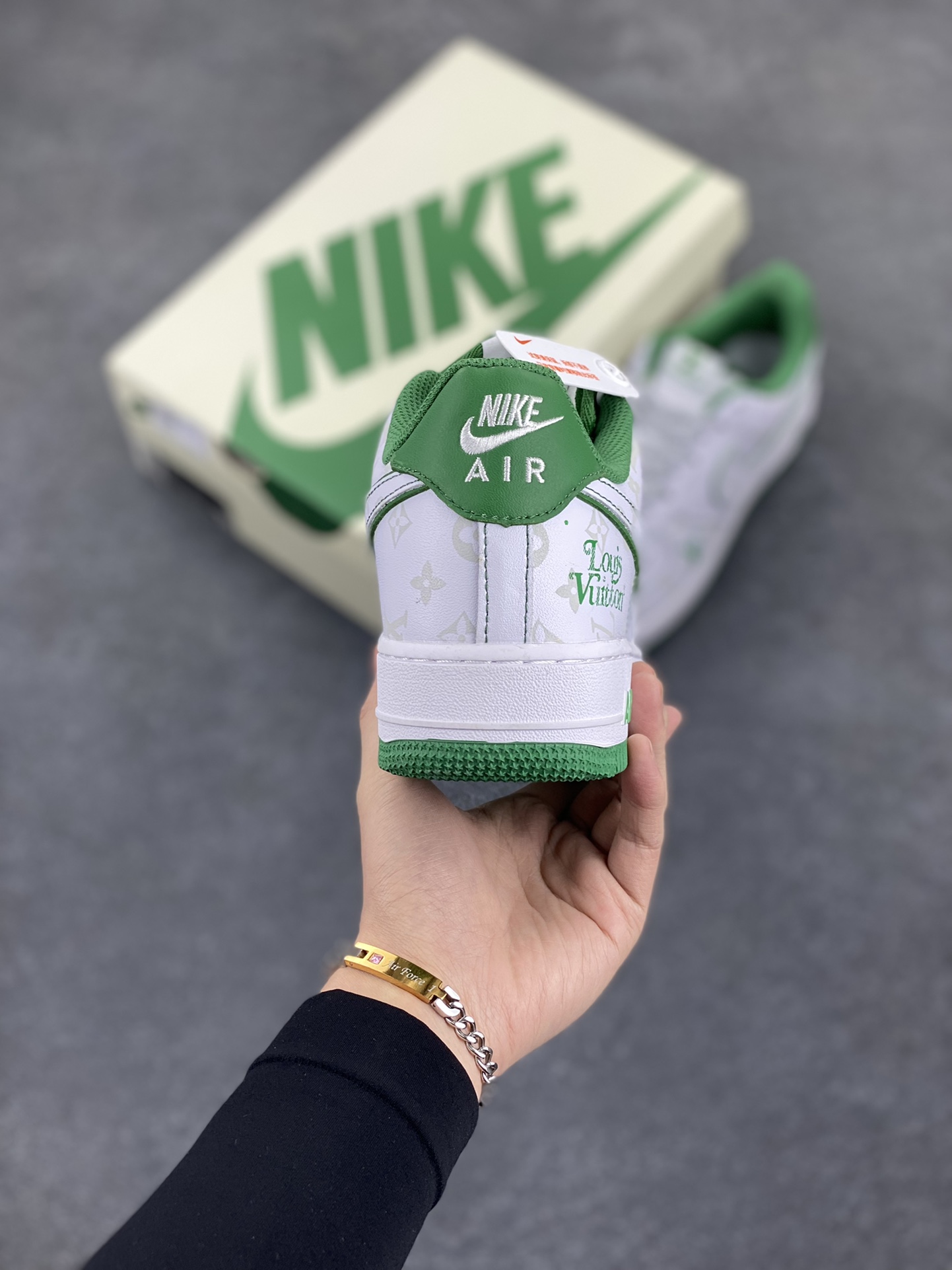 图片[4]-福利特价 NIke Air Force 1 \’07 Low “LV联名绿–暗夜精灵”空军一号 低帮 运动鞋 休闲鞋 折边针车 工艺难度大 原楦头原纸板 原装鞋盒 定制五金配件 内置全掌气垫 原厂鞋底 货号：BS8805-603 尺码：36 36.5 37.5 38 38.5 39 40 40.5 41 42 42.5 43 44 44.5 45-选品中心