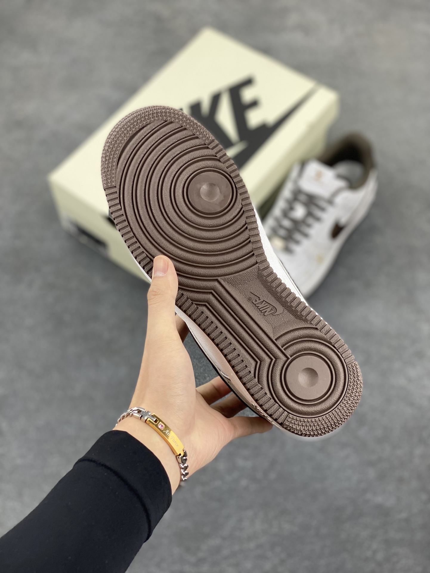 图片[5]-福利特价 NIke Air Force 1 \’07 Low “LV联名棕–暗夜精灵”空军一号 低帮 运动鞋 休闲鞋 折边针车 工艺难度大 原楦头原纸板 原装鞋盒 定制五金配件 内置全掌气垫 原厂鞋底 货号：BS8805-601 尺码：36 36.5 37.5 38 38.5 39 40 40.5 41 42 42.5 43 44 44.5 45-选品中心