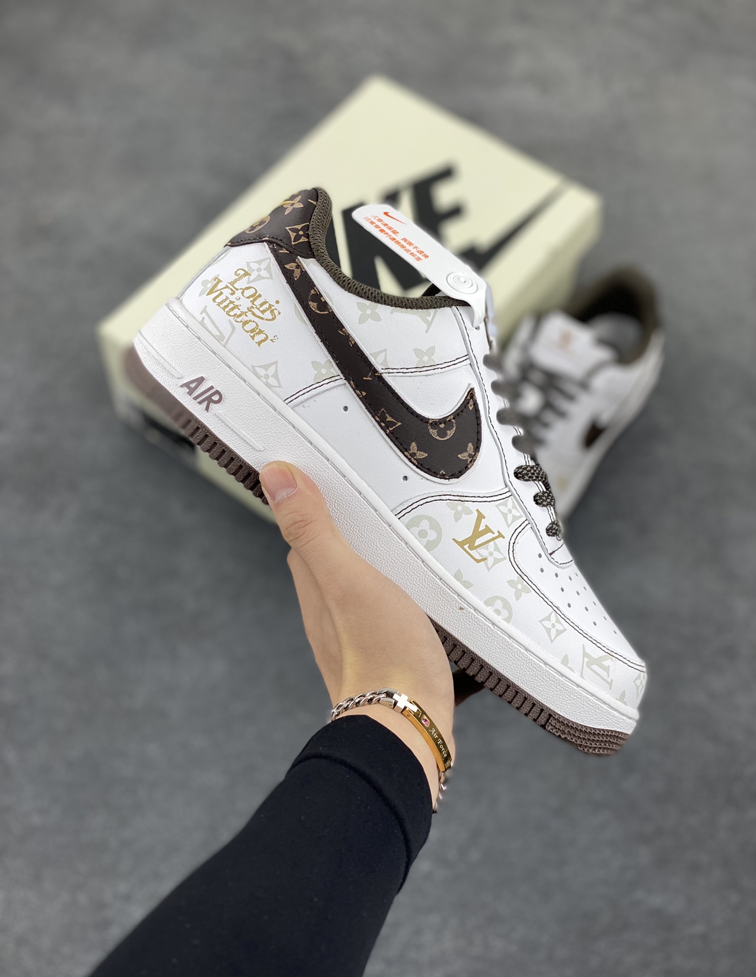 福利特价 NIke Air Force 1 \'07 Low “LV联名棕--暗夜精灵”空军一号 低帮 运动鞋 休闲鞋 折边针车 工艺难度大 原楦头原纸板 原装鞋盒 定制五金配件 内置全掌气垫 原厂鞋底 货号：BS8805-601 尺码：36 36.5 37.5 38 38.5 39 40 40.5 41 42 42.5 43 44 44.5 45-选品中心