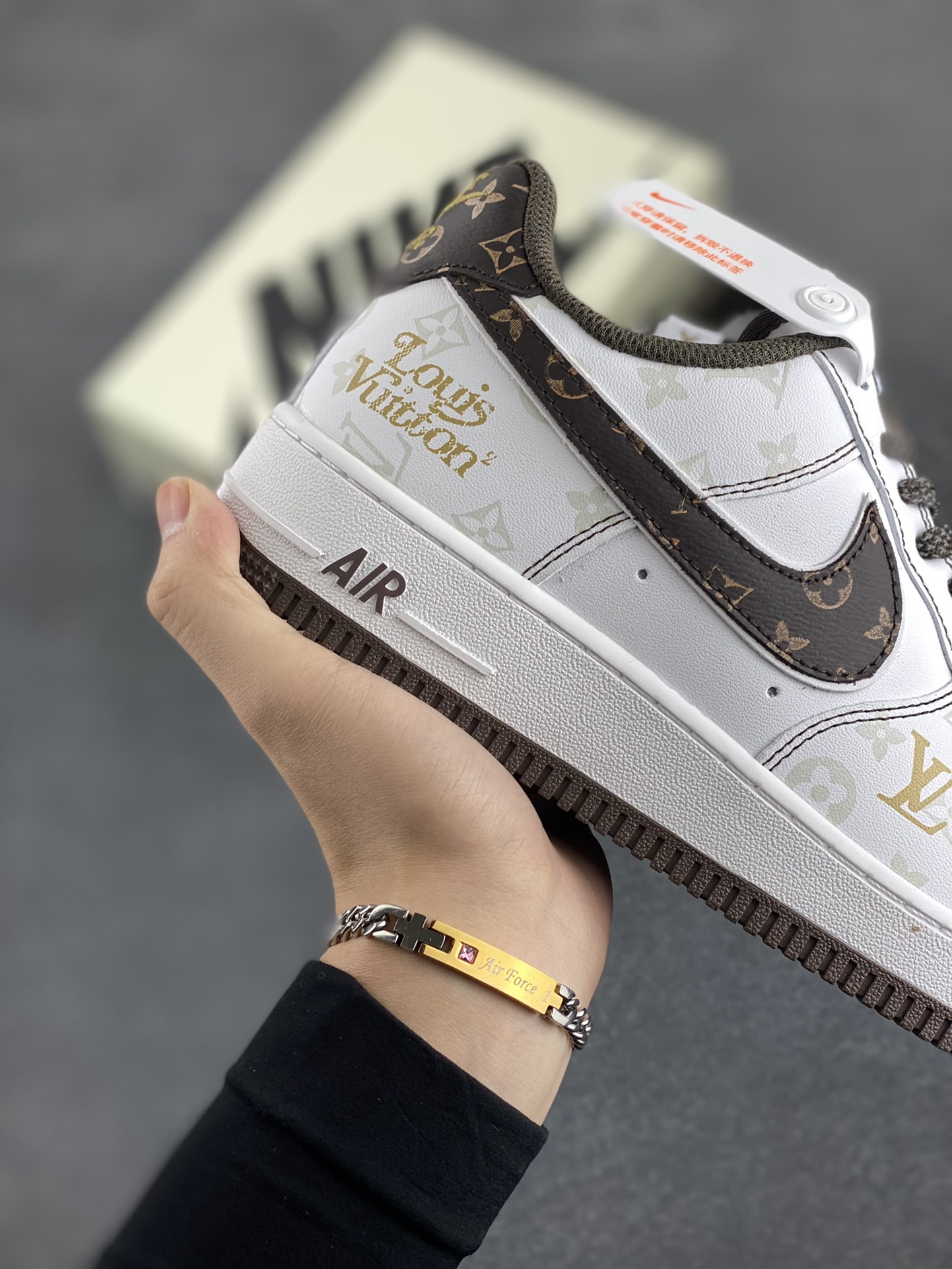 图片[6]-福利特价 NIke Air Force 1 \’07 Low “LV联名棕–暗夜精灵”空军一号 低帮 运动鞋 休闲鞋 折边针车 工艺难度大 原楦头原纸板 原装鞋盒 定制五金配件 内置全掌气垫 原厂鞋底 货号：BS8805-601 尺码：36 36.5 37.5 38 38.5 39 40 40.5 41 42 42.5 43 44 44.5 45-选品中心