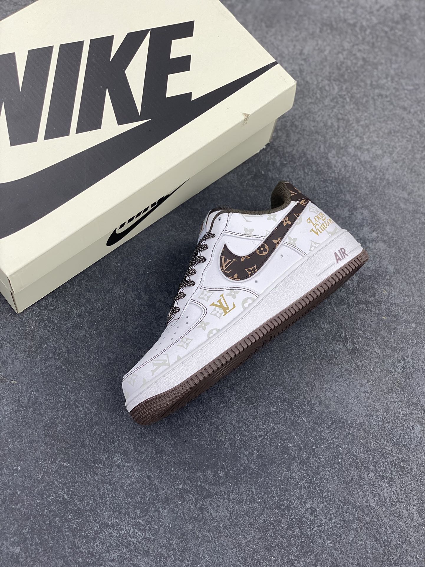 图片[7]-福利特价 NIke Air Force 1 \’07 Low “LV联名棕–暗夜精灵”空军一号 低帮 运动鞋 休闲鞋 折边针车 工艺难度大 原楦头原纸板 原装鞋盒 定制五金配件 内置全掌气垫 原厂鞋底 货号：BS8805-601 尺码：36 36.5 37.5 38 38.5 39 40 40.5 41 42 42.5 43 44 44.5 45-选品中心