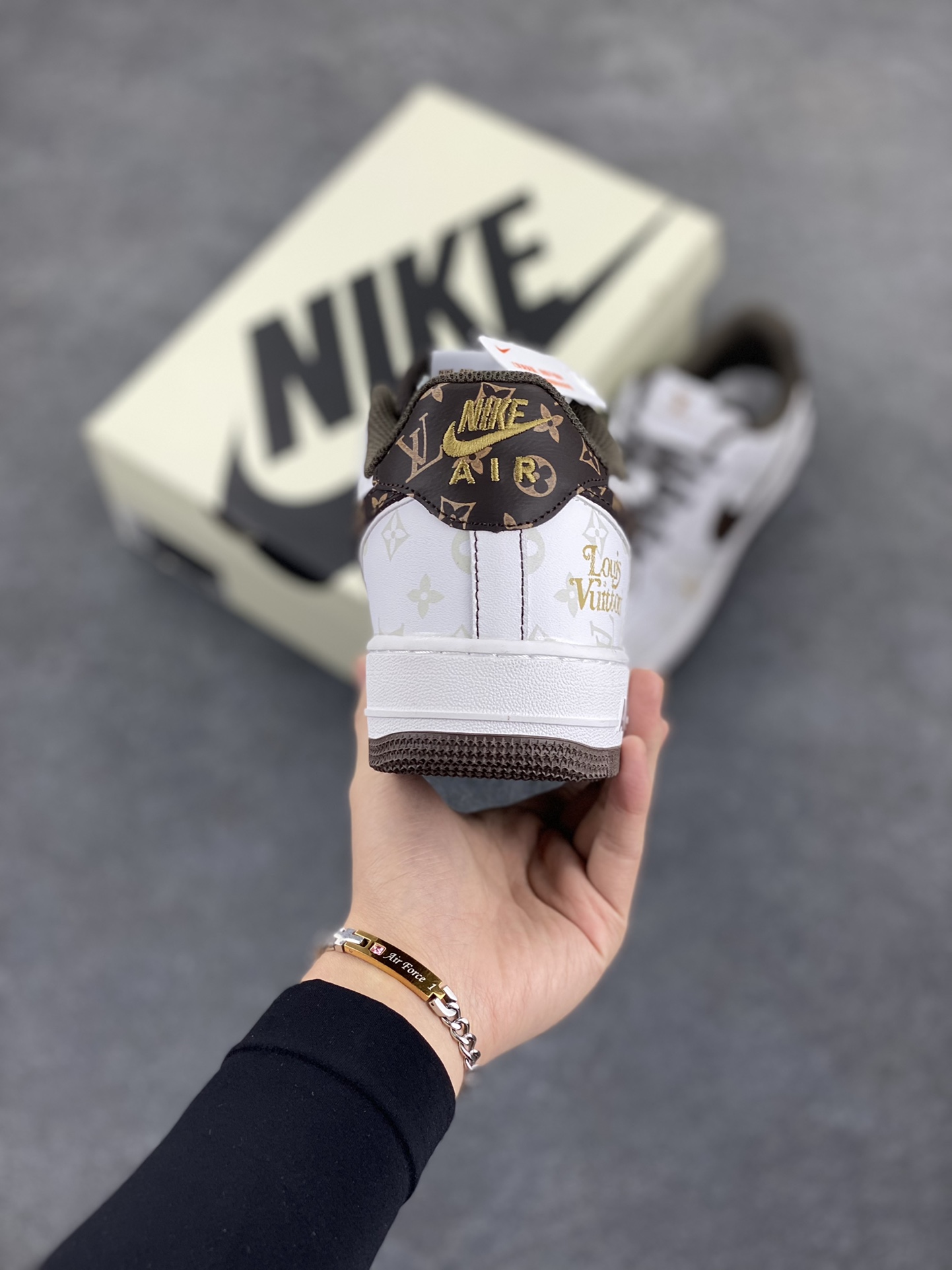 图片[4]-福利特价 NIke Air Force 1 \’07 Low “LV联名棕–暗夜精灵”空军一号 低帮 运动鞋 休闲鞋 折边针车 工艺难度大 原楦头原纸板 原装鞋盒 定制五金配件 内置全掌气垫 原厂鞋底 货号：BS8805-601 尺码：36 36.5 37.5 38 38.5 39 40 40.5 41 42 42.5 43 44 44.5 45-选品中心