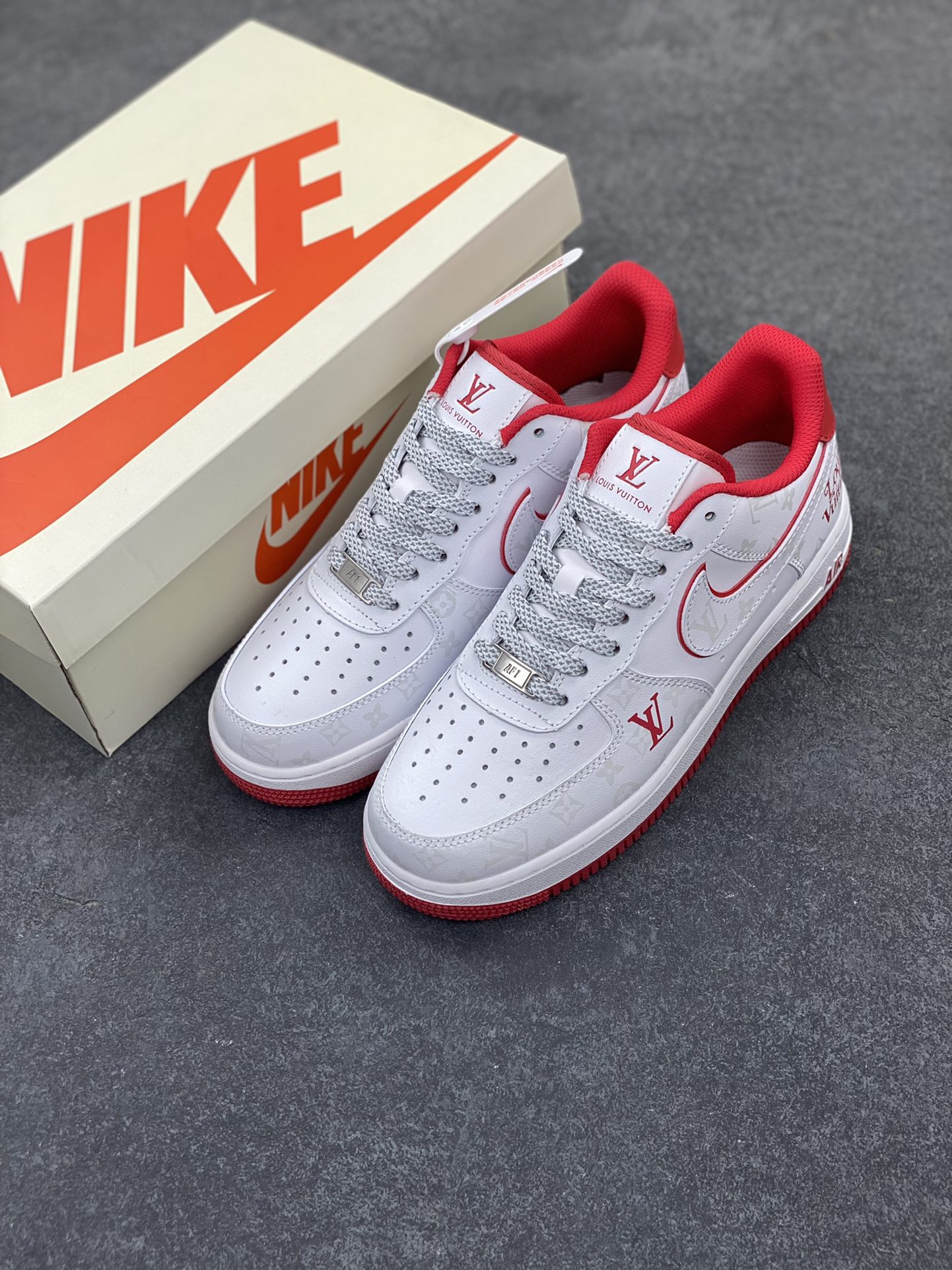 图片[8]-福利特价 NIke Air Force 1 \’07 Low “LV联名–红暗夜精灵”空军一号 低帮 运动鞋 休闲鞋 折边针车 工艺难度大 原楦头原纸板 原装鞋盒 定制五金配件 内置全掌气垫 原厂鞋底 货号：DR9868-100 尺码：36 36.5 37.5 38 38.5 39 40 40.5 41 42 42.5 43 44 44.5 45-选品中心