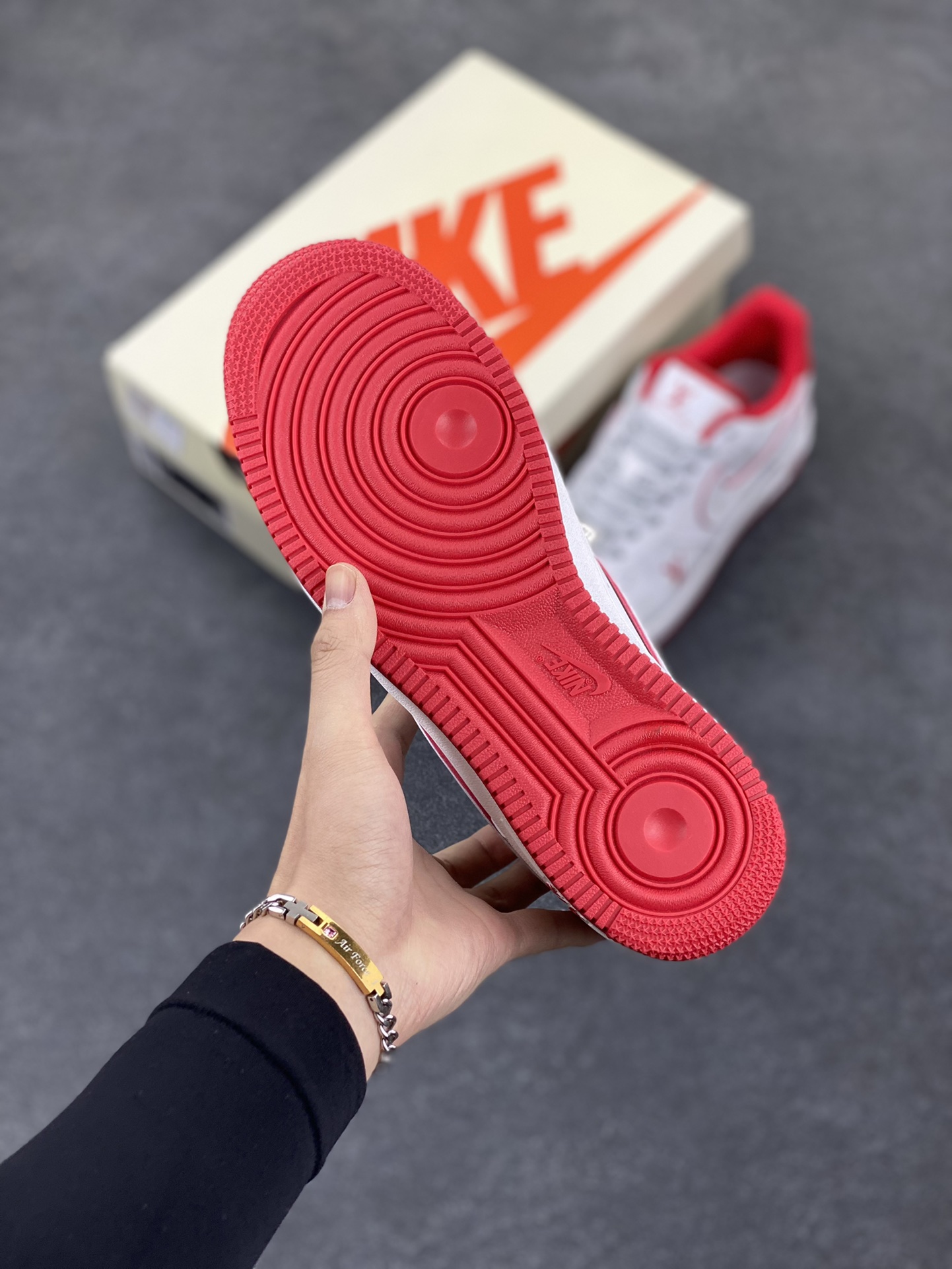图片[5]-福利特价 NIke Air Force 1 \’07 Low “LV联名–红暗夜精灵”空军一号 低帮 运动鞋 休闲鞋 折边针车 工艺难度大 原楦头原纸板 原装鞋盒 定制五金配件 内置全掌气垫 原厂鞋底 货号：DR9868-100 尺码：36 36.5 37.5 38 38.5 39 40 40.5 41 42 42.5 43 44 44.5 45-选品中心