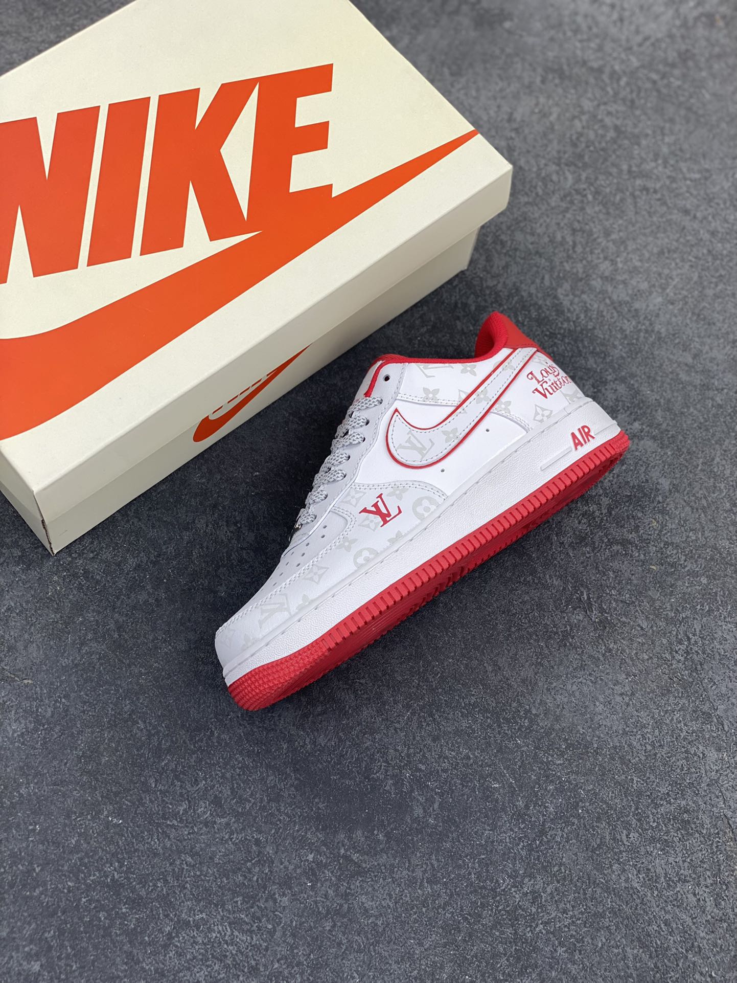 图片[7]-福利特价 NIke Air Force 1 \’07 Low “LV联名–红暗夜精灵”空军一号 低帮 运动鞋 休闲鞋 折边针车 工艺难度大 原楦头原纸板 原装鞋盒 定制五金配件 内置全掌气垫 原厂鞋底 货号：DR9868-100 尺码：36 36.5 37.5 38 38.5 39 40 40.5 41 42 42.5 43 44 44.5 45-选品中心