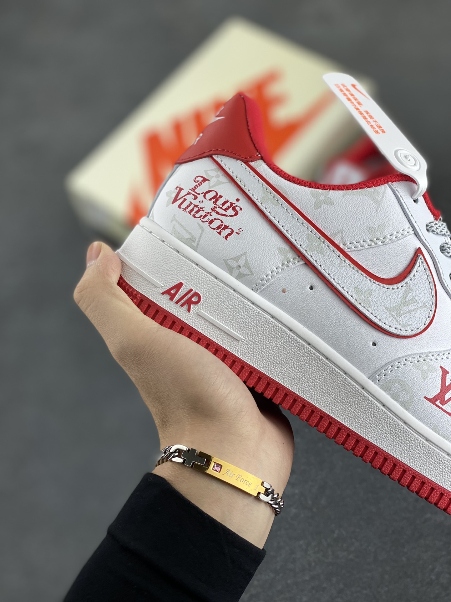 图片[6]-福利特价 NIke Air Force 1 \’07 Low “LV联名–红暗夜精灵”空军一号 低帮 运动鞋 休闲鞋 折边针车 工艺难度大 原楦头原纸板 原装鞋盒 定制五金配件 内置全掌气垫 原厂鞋底 货号：DR9868-100 尺码：36 36.5 37.5 38 38.5 39 40 40.5 41 42 42.5 43 44 44.5 45-选品中心