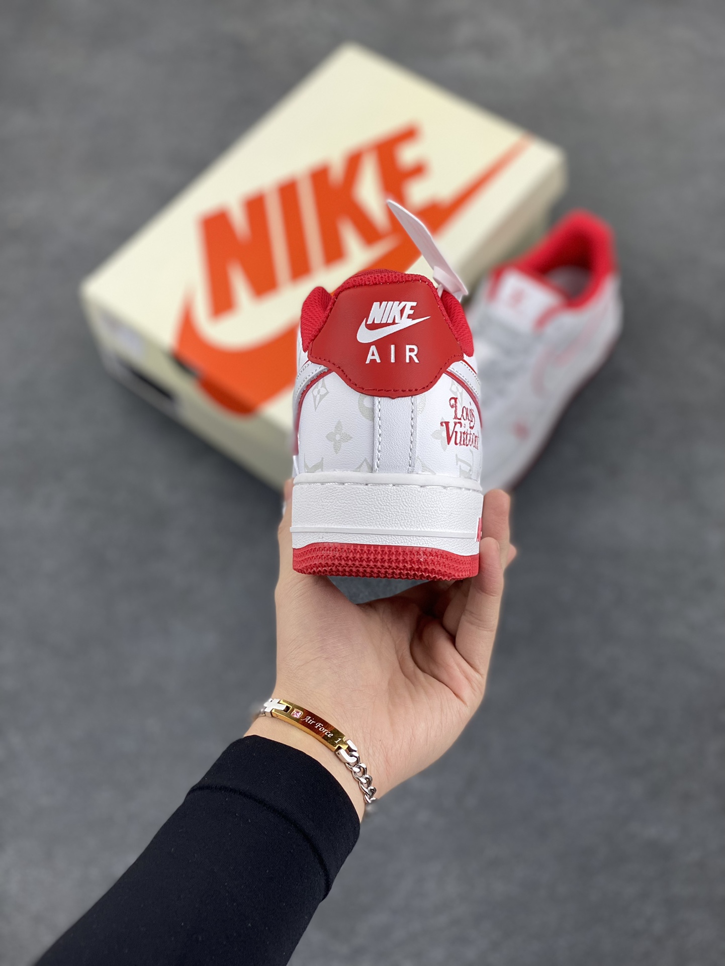 图片[4]-福利特价 NIke Air Force 1 \’07 Low “LV联名–红暗夜精灵”空军一号 低帮 运动鞋 休闲鞋 折边针车 工艺难度大 原楦头原纸板 原装鞋盒 定制五金配件 内置全掌气垫 原厂鞋底 货号：DR9868-100 尺码：36 36.5 37.5 38 38.5 39 40 40.5 41 42 42.5 43 44 44.5 45-选品中心