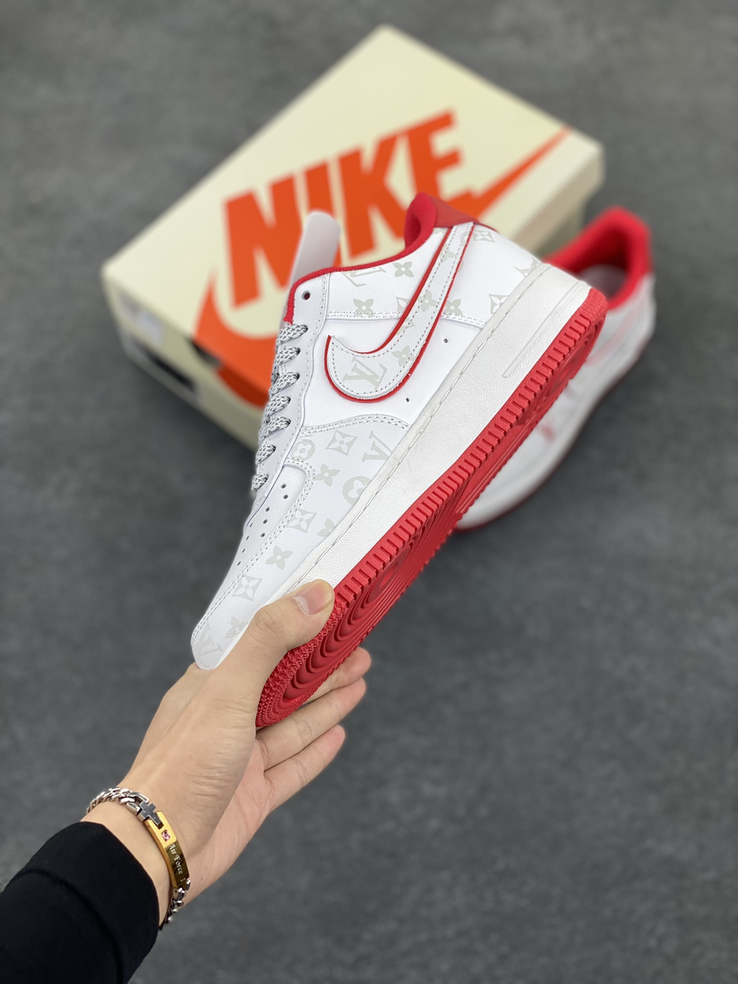 图片[3]-福利特价 NIke Air Force 1 \’07 Low “LV联名–红暗夜精灵”空军一号 低帮 运动鞋 休闲鞋 折边针车 工艺难度大 原楦头原纸板 原装鞋盒 定制五金配件 内置全掌气垫 原厂鞋底 货号：DR9868-100 尺码：36 36.5 37.5 38 38.5 39 40 40.5 41 42 42.5 43 44 44.5 45-选品中心