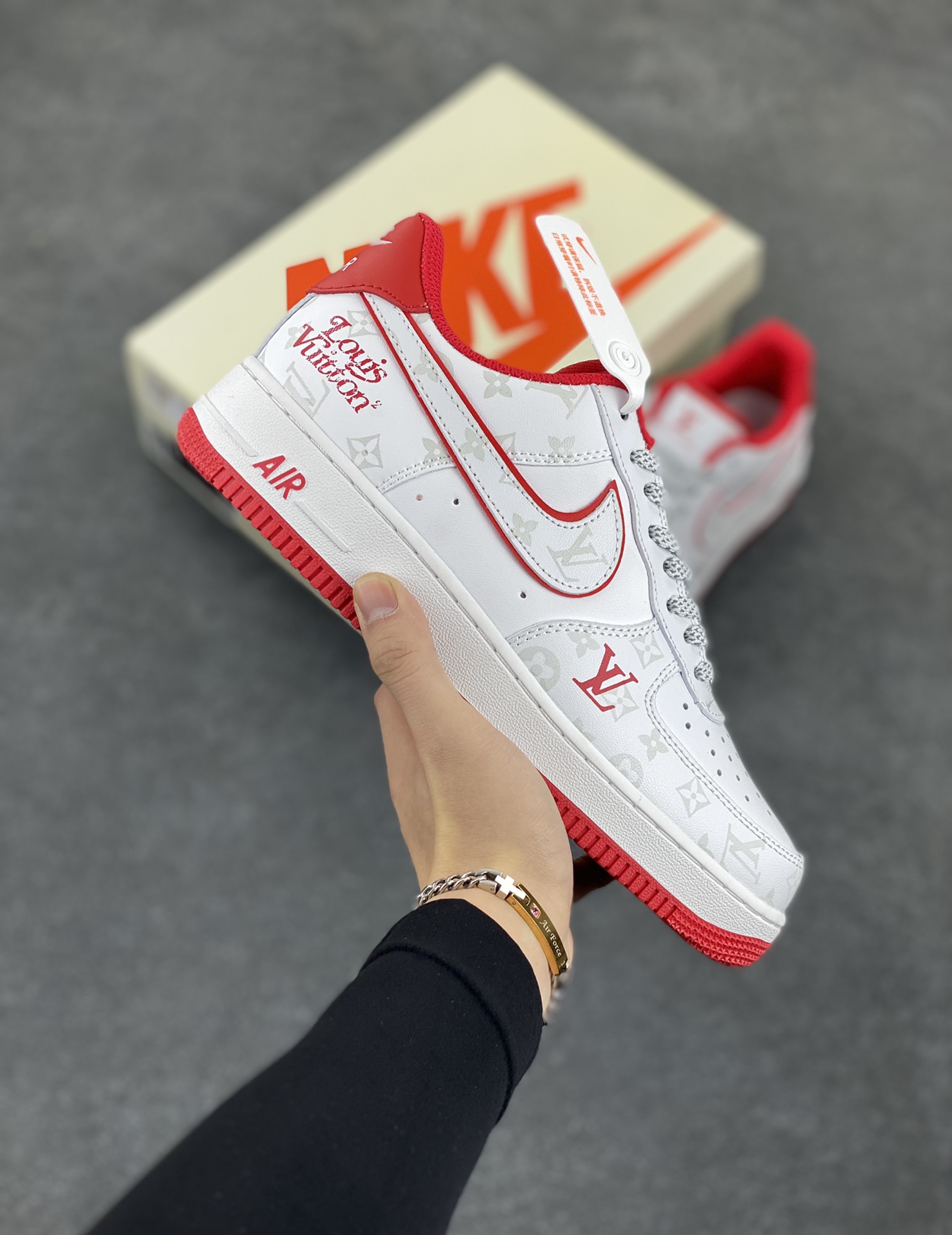 福利特价 NIke Air Force 1 \'07 Low “LV联名--红暗夜精灵”空军一号 低帮 运动鞋 休闲鞋 折边针车 工艺难度大 原楦头原纸板 原装鞋盒 定制五金配件 内置全掌气垫 原厂鞋底 货号：DR9868-100 尺码：36 36.5 37.5 38 38.5 39 40 40.5 41 42 42.5 43 44 44.5 45-选品中心