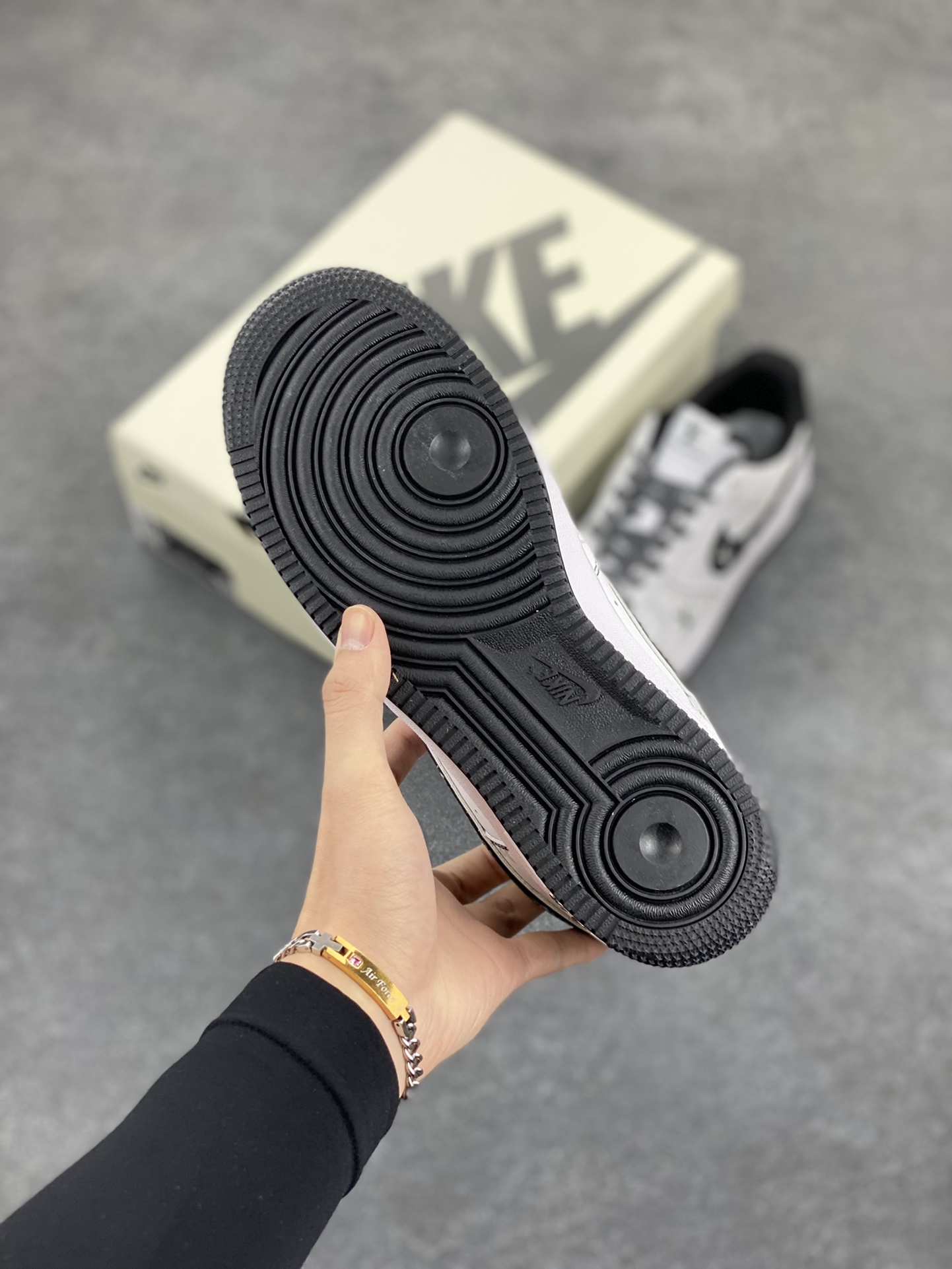 图片[5]-福利特价 NIke Air Force 1 \’07 Low “LV联名-黑暗夜精灵”空军一号 低帮 运动鞋 休闲鞋 折边针车 工艺难度大 原楦头原纸板 原装鞋盒 定制五金配件 内置全掌气垫 原厂鞋底 货号：BS8805-602 尺码：36 36.5 37.5 38 38.5 39 40 40.5 41 42 42.5 43 44 44.5 45-选品中心