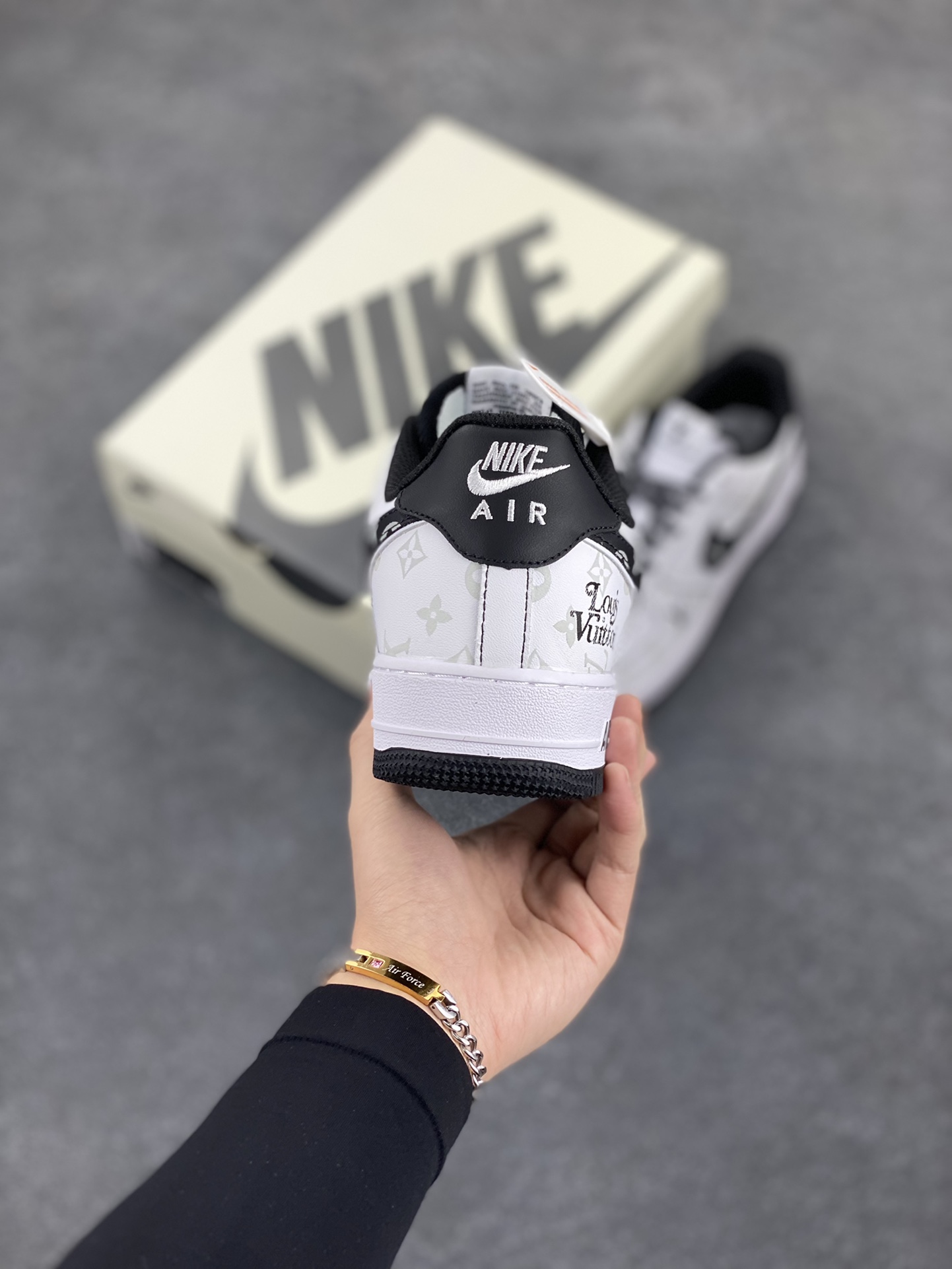 图片[4]-福利特价 NIke Air Force 1 \’07 Low “LV联名-黑暗夜精灵”空军一号 低帮 运动鞋 休闲鞋 折边针车 工艺难度大 原楦头原纸板 原装鞋盒 定制五金配件 内置全掌气垫 原厂鞋底 货号：BS8805-602 尺码：36 36.5 37.5 38 38.5 39 40 40.5 41 42 42.5 43 44 44.5 45-选品中心