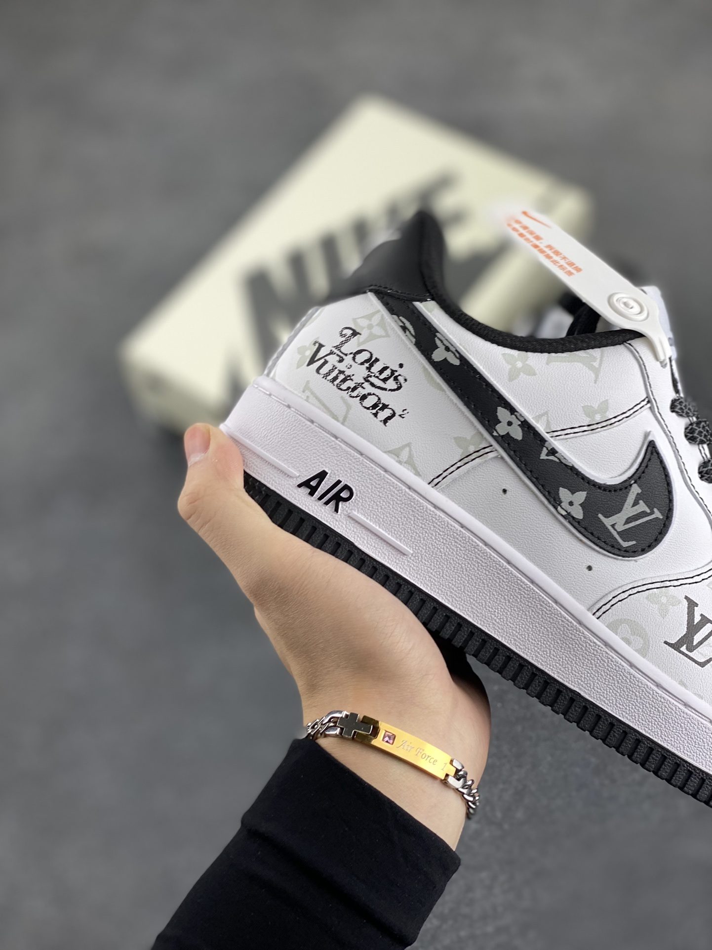 图片[6]-福利特价 NIke Air Force 1 \’07 Low “LV联名-黑暗夜精灵”空军一号 低帮 运动鞋 休闲鞋 折边针车 工艺难度大 原楦头原纸板 原装鞋盒 定制五金配件 内置全掌气垫 原厂鞋底 货号：BS8805-602 尺码：36 36.5 37.5 38 38.5 39 40 40.5 41 42 42.5 43 44 44.5 45-选品中心
