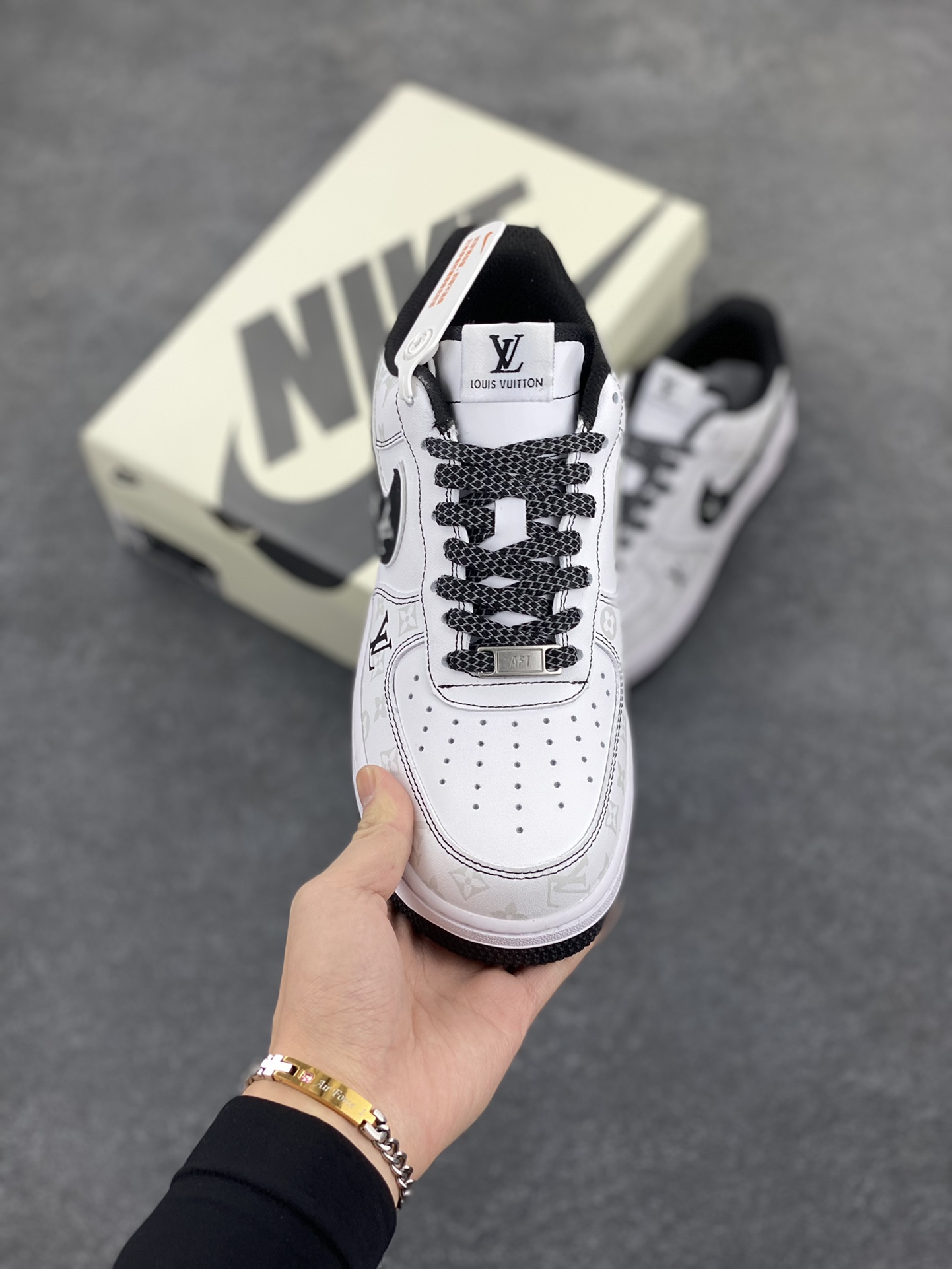 图片[2]-福利特价 NIke Air Force 1 \’07 Low “LV联名-黑暗夜精灵”空军一号 低帮 运动鞋 休闲鞋 折边针车 工艺难度大 原楦头原纸板 原装鞋盒 定制五金配件 内置全掌气垫 原厂鞋底 货号：BS8805-602 尺码：36 36.5 37.5 38 38.5 39 40 40.5 41 42 42.5 43 44 44.5 45-选品中心