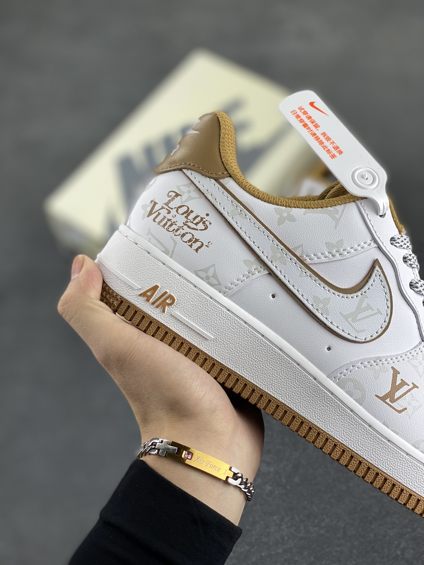 图片[6]-福利特价 NIke Air Force 1 \’07 Low “LV联名卡其–暗夜精灵”空军一号 低帮 运动鞋 休闲鞋 折边针车 工艺难度大 原楦头原纸板 原装鞋盒 定制五金配件 内置全掌气垫 原厂鞋底 货号：DR9868-300 尺码：36 36.5 37.5 38 38.5 39 40 40.5 41 42 42.5 43 44 44.5 45-选品中心