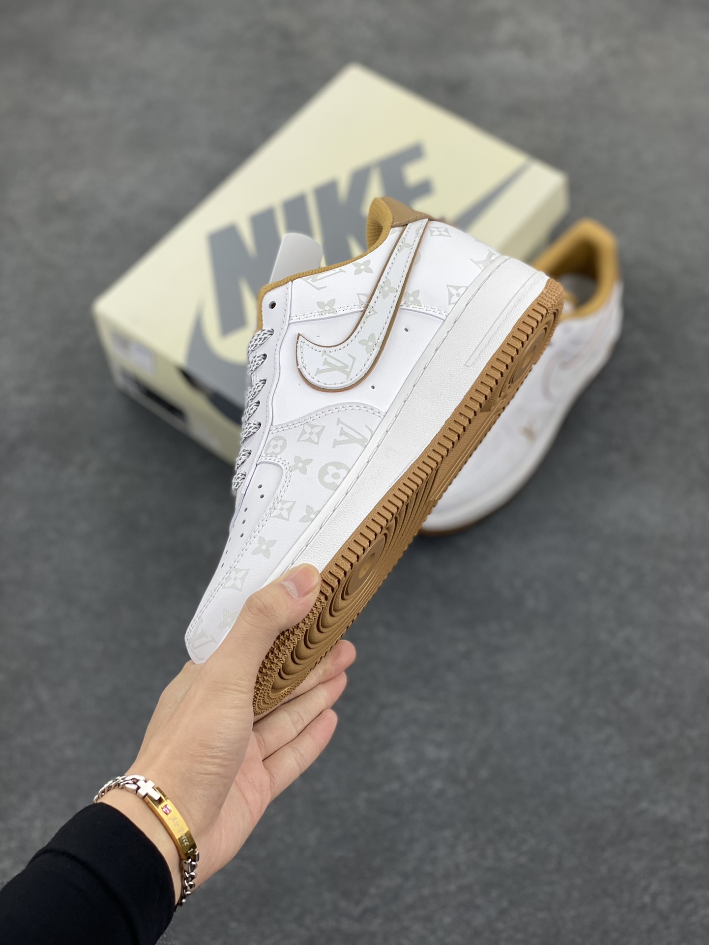 图片[3]-福利特价 NIke Air Force 1 \’07 Low “LV联名卡其–暗夜精灵”空军一号 低帮 运动鞋 休闲鞋 折边针车 工艺难度大 原楦头原纸板 原装鞋盒 定制五金配件 内置全掌气垫 原厂鞋底 货号：DR9868-300 尺码：36 36.5 37.5 38 38.5 39 40 40.5 41 42 42.5 43 44 44.5 45-选品中心