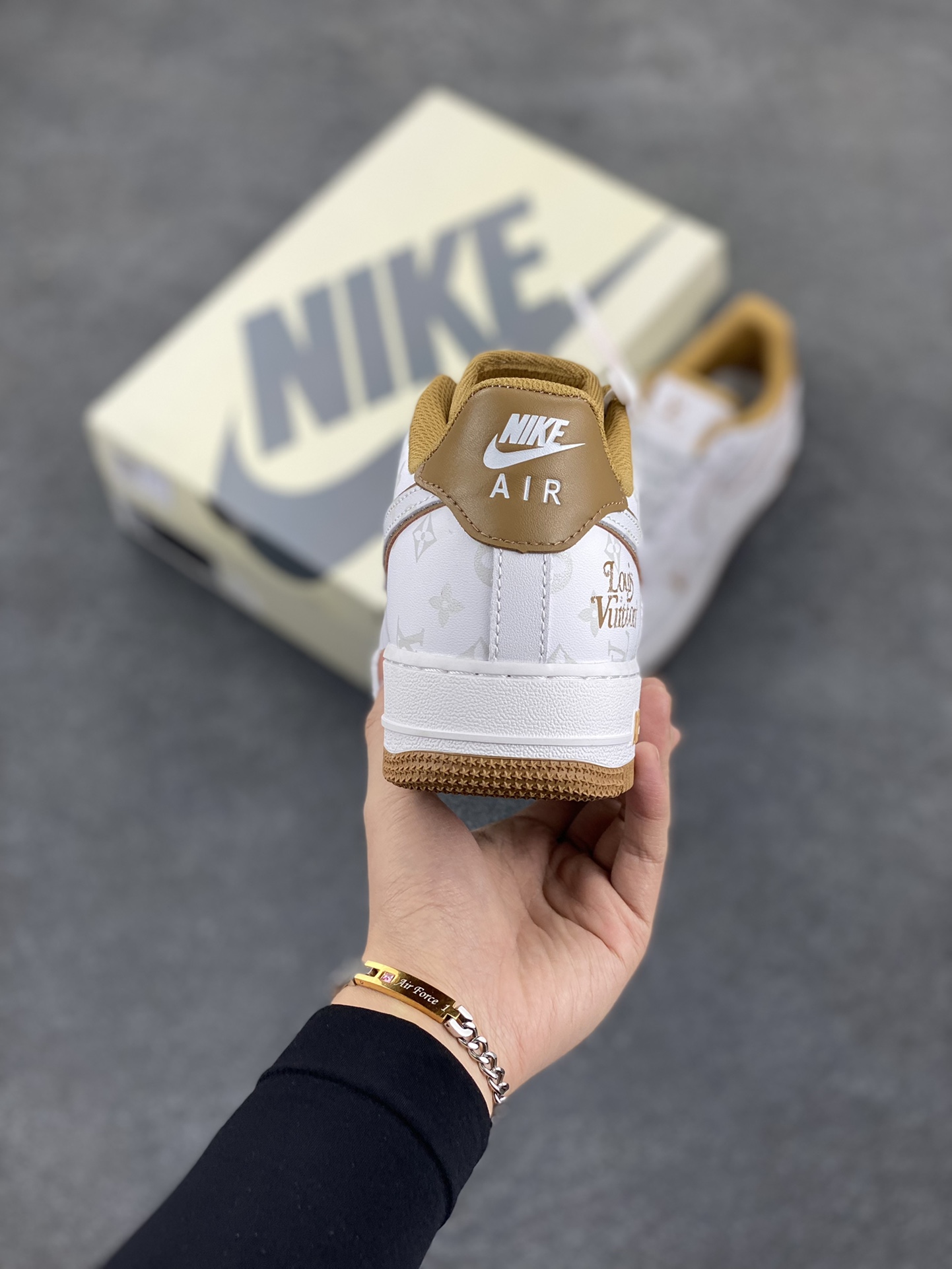 图片[4]-福利特价 NIke Air Force 1 \’07 Low “LV联名卡其–暗夜精灵”空军一号 低帮 运动鞋 休闲鞋 折边针车 工艺难度大 原楦头原纸板 原装鞋盒 定制五金配件 内置全掌气垫 原厂鞋底 货号：DR9868-300 尺码：36 36.5 37.5 38 38.5 39 40 40.5 41 42 42.5 43 44 44.5 45-选品中心