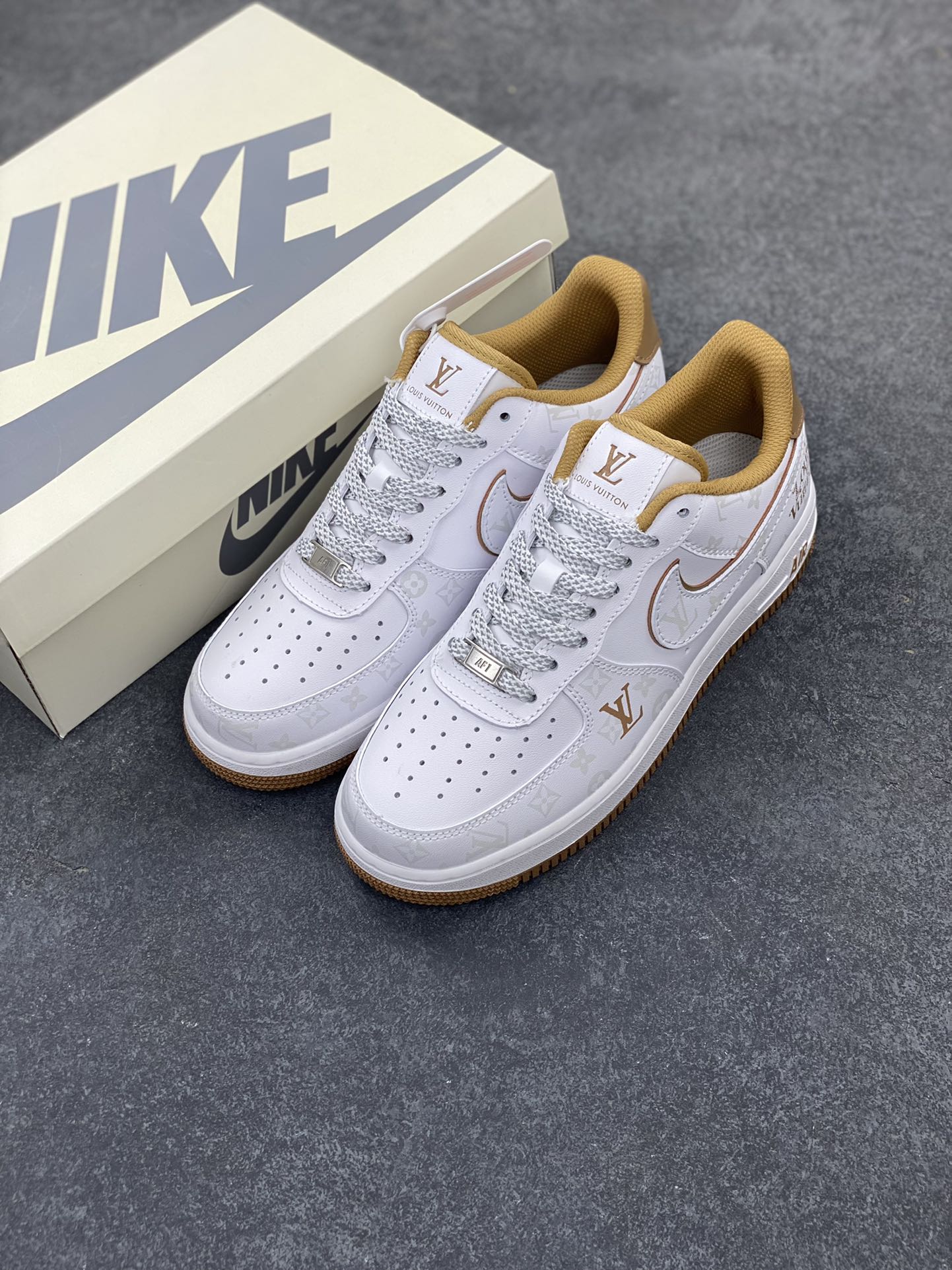 图片[8]-福利特价 NIke Air Force 1 \’07 Low “LV联名卡其–暗夜精灵”空军一号 低帮 运动鞋 休闲鞋 折边针车 工艺难度大 原楦头原纸板 原装鞋盒 定制五金配件 内置全掌气垫 原厂鞋底 货号：DR9868-300 尺码：36 36.5 37.5 38 38.5 39 40 40.5 41 42 42.5 43 44 44.5 45-选品中心