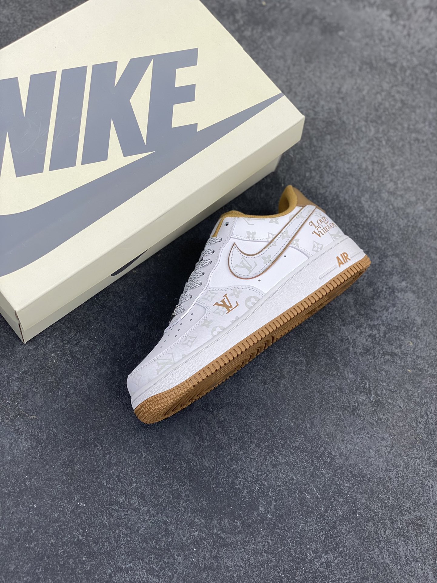 图片[7]-福利特价 NIke Air Force 1 \’07 Low “LV联名卡其–暗夜精灵”空军一号 低帮 运动鞋 休闲鞋 折边针车 工艺难度大 原楦头原纸板 原装鞋盒 定制五金配件 内置全掌气垫 原厂鞋底 货号：DR9868-300 尺码：36 36.5 37.5 38 38.5 39 40 40.5 41 42 42.5 43 44 44.5 45-选品中心
