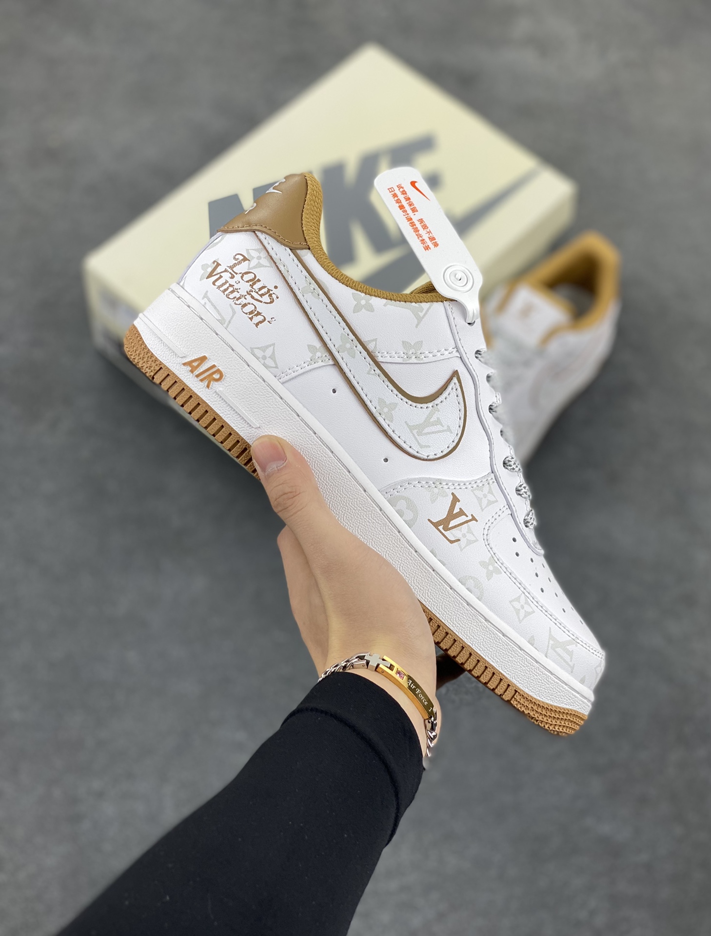 福利特价 NIke Air Force 1 \’07 Low “LV联名卡其–暗夜精灵”空军一号 低帮 运动鞋 休闲鞋 折边针车 工艺难度大 原楦头原纸板 原装鞋盒 定制五金配件 内置全掌气垫 原厂鞋底 货号:DR9868-300 尺码:36 36.5 37.5 38 38.5 39 40 40.5 41 42 42.5 43 44 44.5 45-选品中心