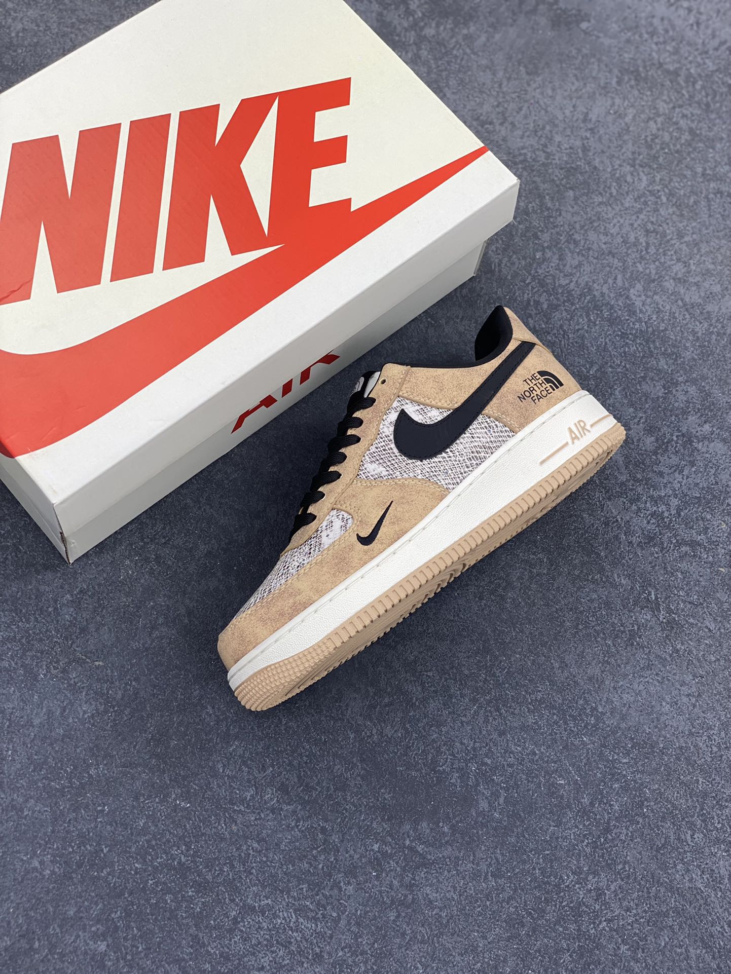 图片[7]-NIke Air Force 1 \’07 Low “北面联名——网纹棕”空军一号 低帮 运动鞋 休闲鞋 折边针车 工艺难度大 原楦头原纸板 原装鞋盒 定制五金配件 内置全掌气垫 原厂鞋底 货号：KK1988-031 尺码：36 36.5 37.5 38 38.5 39 40 40.5 41 42 42.5 43 44 44.5 45-选品中心