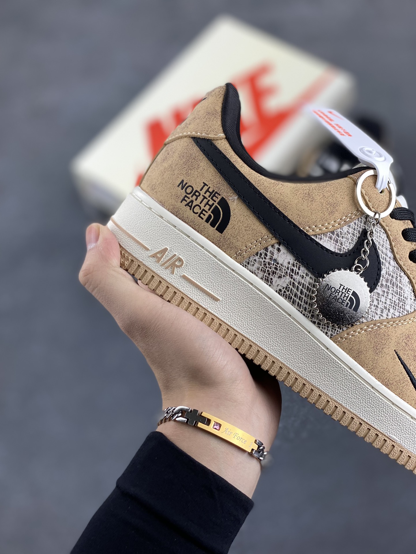 图片[6]-NIke Air Force 1 \’07 Low “北面联名——网纹棕”空军一号 低帮 运动鞋 休闲鞋 折边针车 工艺难度大 原楦头原纸板 原装鞋盒 定制五金配件 内置全掌气垫 原厂鞋底 货号：KK1988-031 尺码：36 36.5 37.5 38 38.5 39 40 40.5 41 42 42.5 43 44 44.5 45-选品中心