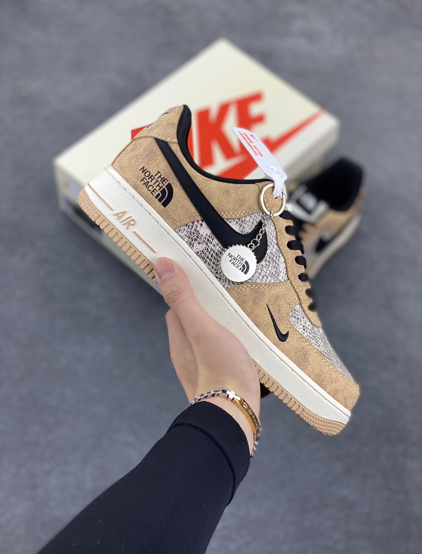 NIke Air Force 1 \'07 Low “北面联名——网纹棕”空军一号 低帮 运动鞋 休闲鞋 折边针车 工艺难度大 原楦头原纸板 原装鞋盒 定制五金配件 内置全掌气垫 原厂鞋底 货号：KK1988-031 尺码：36 36.5 37.5 38 38.5 39 40 40.5 41 42 42.5 43 44 44.5 45-选品中心