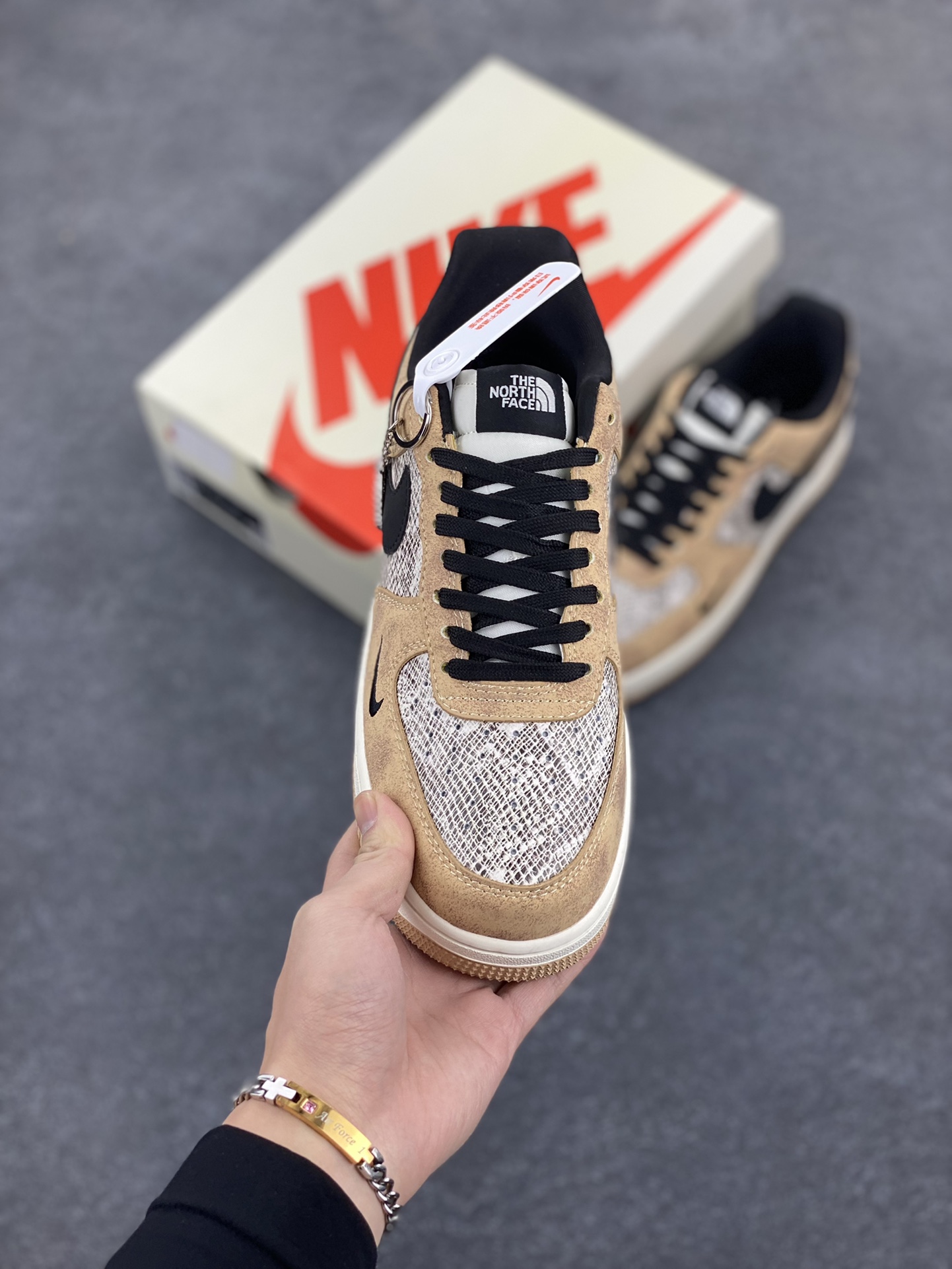 图片[2]-NIke Air Force 1 \’07 Low “北面联名——网纹棕”空军一号 低帮 运动鞋 休闲鞋 折边针车 工艺难度大 原楦头原纸板 原装鞋盒 定制五金配件 内置全掌气垫 原厂鞋底 货号：KK1988-031 尺码：36 36.5 37.5 38 38.5 39 40 40.5 41 42 42.5 43 44 44.5 45-选品中心