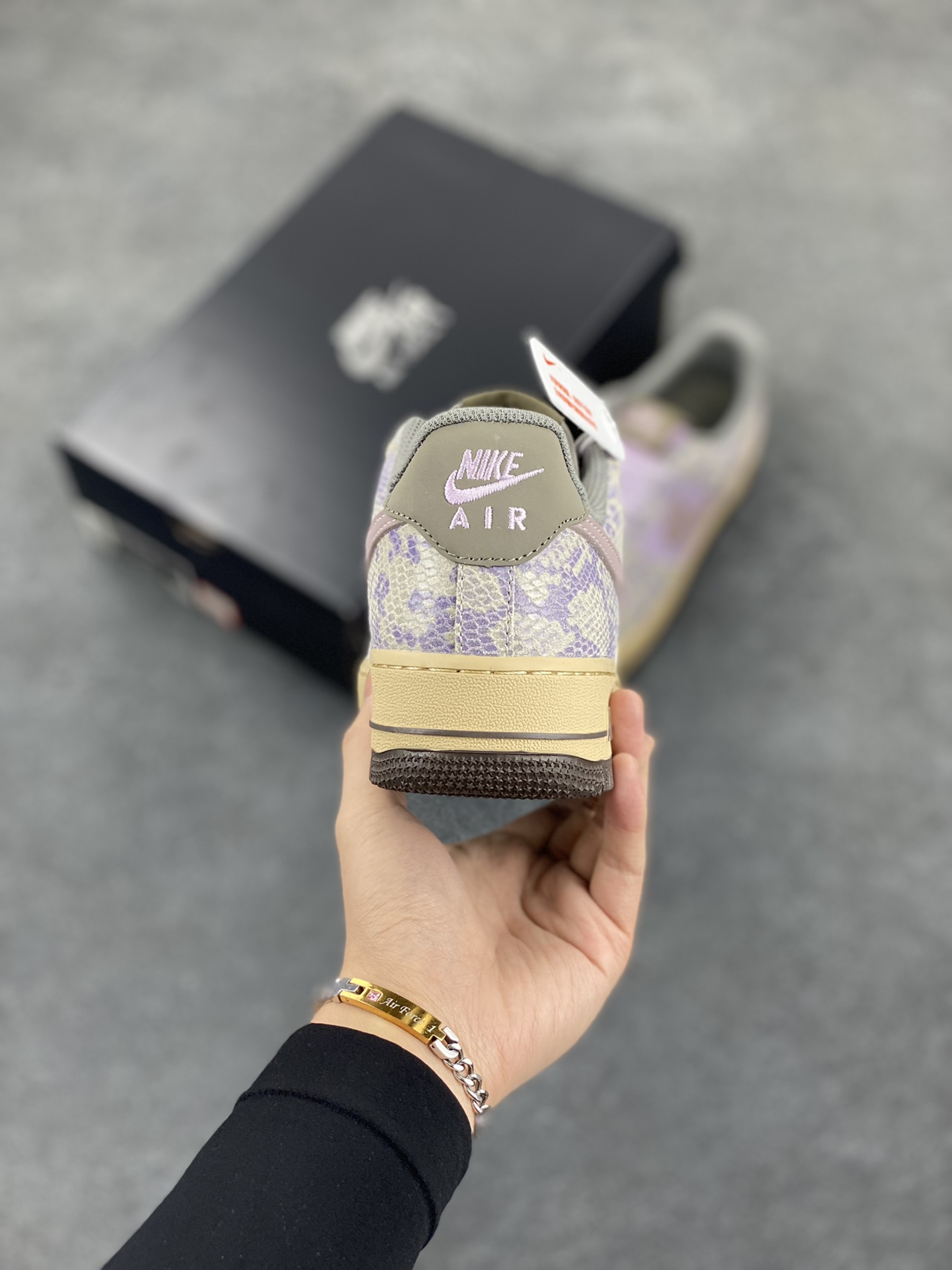 图片[4]-Nike Air Force 1 Low 蛇鳞紫灰 原楦头原纸板 打造纯正空军版型 专注外贸渠道 全掌内置蜂窝气垫 原盒配件 原厂中底钢印、拉帮完美 货号：HF2898-500 尺码：36 36.5 37.5 38 38.5 39 40 40.5 41 42 42.5 43 44 44.5 45-选品中心