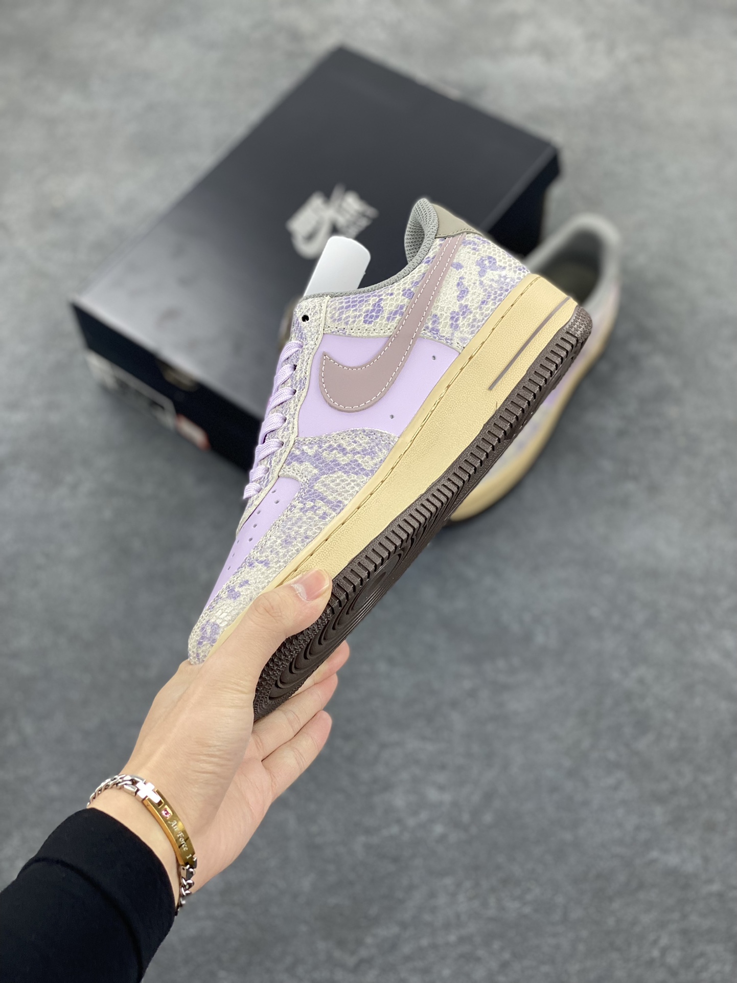 图片[3]-Nike Air Force 1 Low 蛇鳞紫灰 原楦头原纸板 打造纯正空军版型 专注外贸渠道 全掌内置蜂窝气垫 原盒配件 原厂中底钢印、拉帮完美 货号：HF2898-500 尺码：36 36.5 37.5 38 38.5 39 40 40.5 41 42 42.5 43 44 44.5 45-选品中心