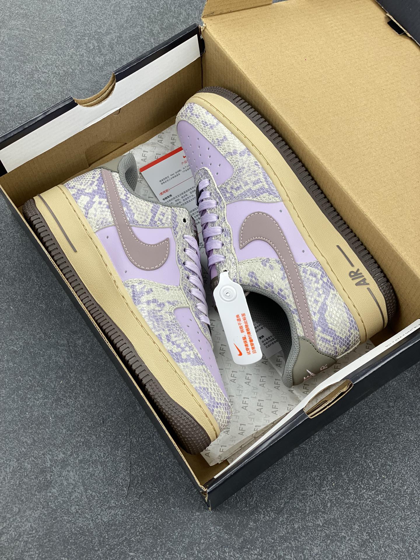 图片[9]-Nike Air Force 1 Low 蛇鳞紫灰 原楦头原纸板 打造纯正空军版型 专注外贸渠道 全掌内置蜂窝气垫 原盒配件 原厂中底钢印、拉帮完美 货号：HF2898-500 尺码：36 36.5 37.5 38 38.5 39 40 40.5 41 42 42.5 43 44 44.5 45-选品中心