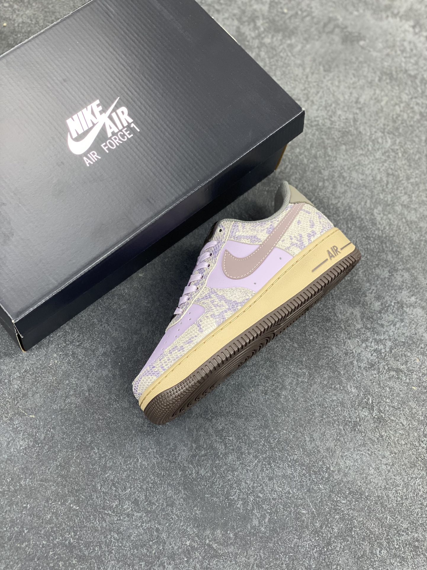 图片[7]-Nike Air Force 1 Low 蛇鳞紫灰 原楦头原纸板 打造纯正空军版型 专注外贸渠道 全掌内置蜂窝气垫 原盒配件 原厂中底钢印、拉帮完美 货号：HF2898-500 尺码：36 36.5 37.5 38 38.5 39 40 40.5 41 42 42.5 43 44 44.5 45-选品中心