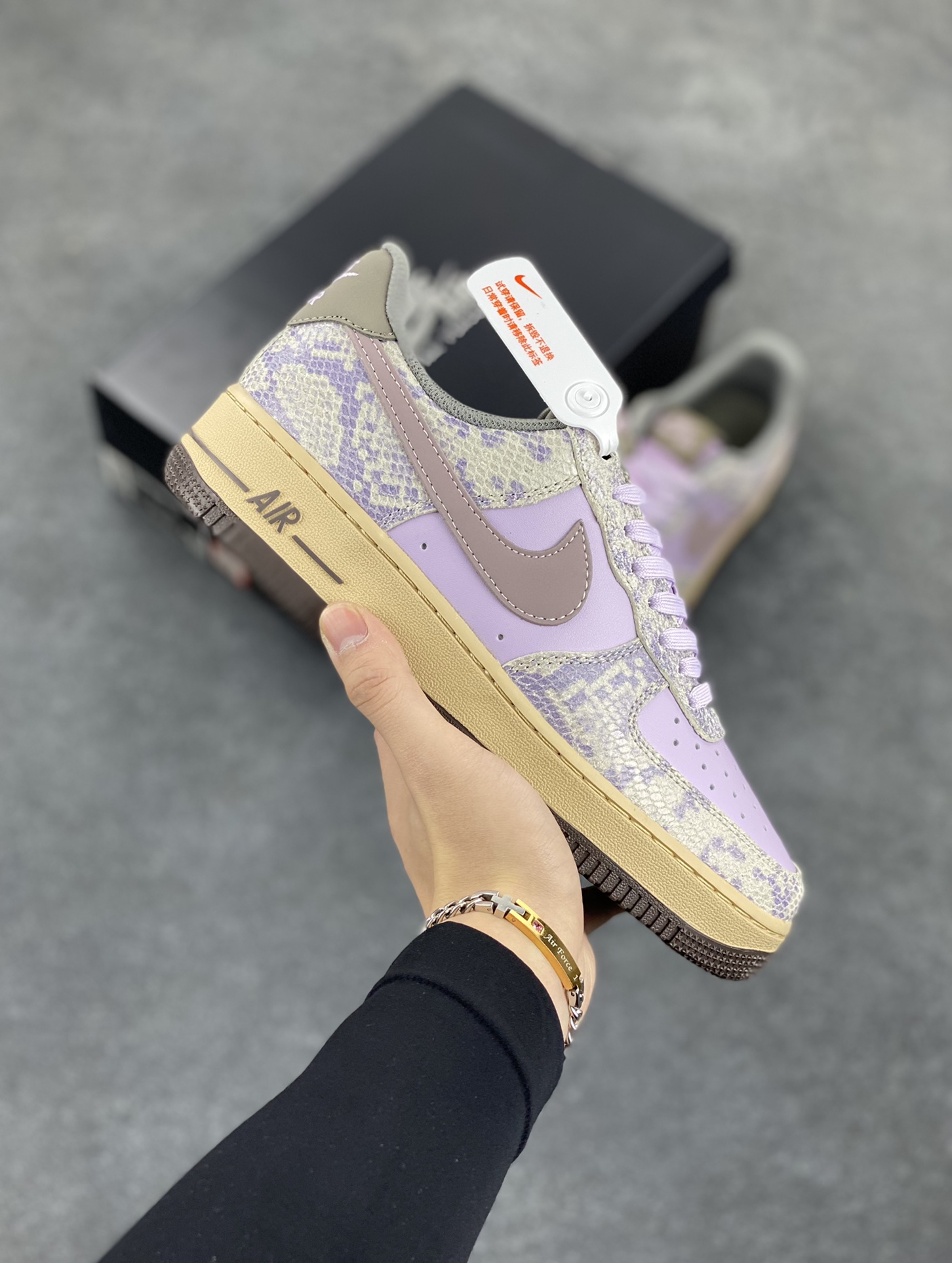 Nike Air Force 1 Low 蛇鳞紫灰 原楦头原纸板 打造纯正空军版型 专注外贸渠道 全掌内置蜂窝气垫 原盒配件 原厂中底钢印、拉帮完美 货号:HF2898-500 尺码:36 36.5 37.5 38 38.5 39 40 40.5 41 42 42.5 43 44 44.5 45-选品中心