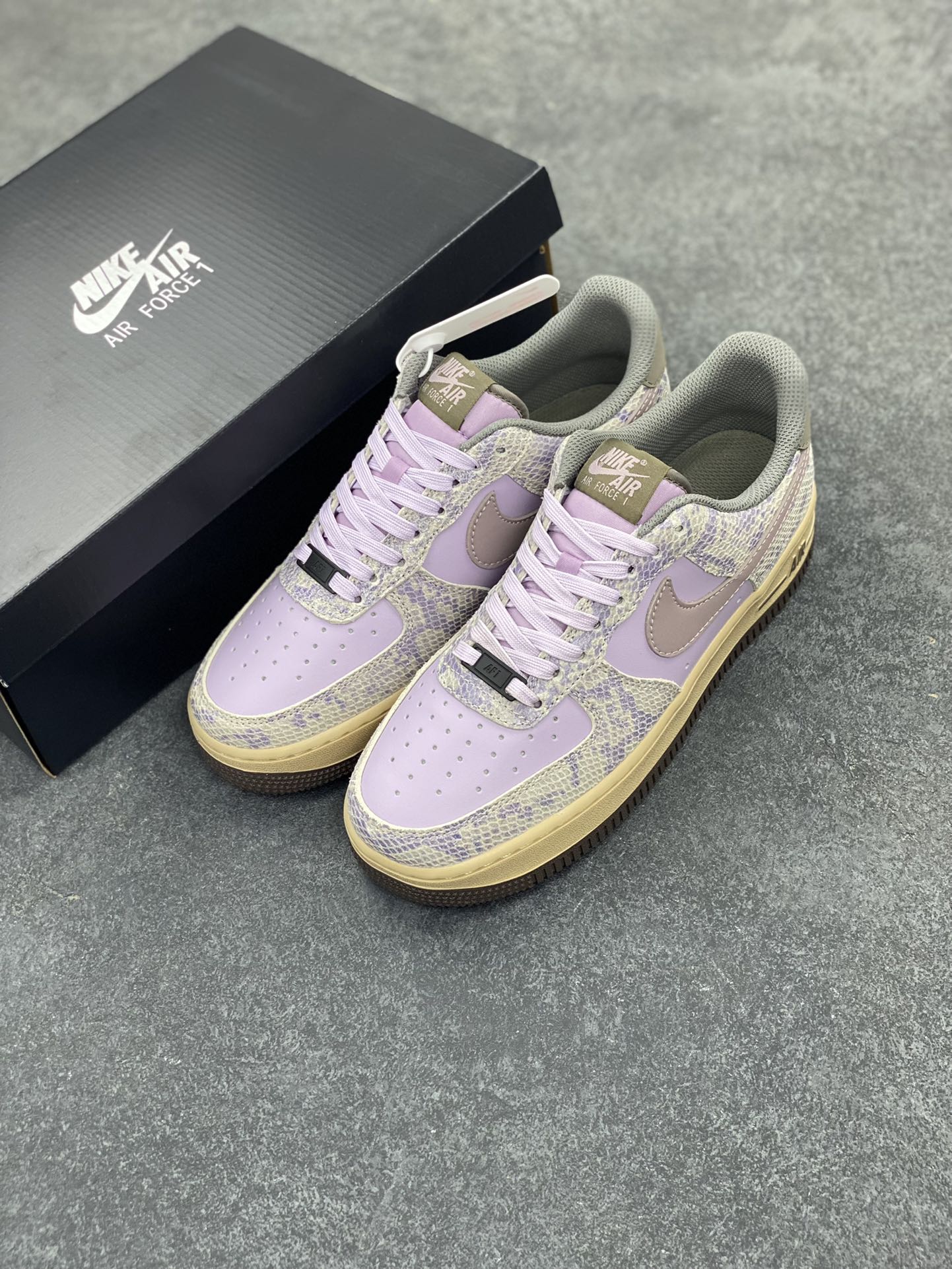 图片[8]-Nike Air Force 1 Low 蛇鳞紫灰 原楦头原纸板 打造纯正空军版型 专注外贸渠道 全掌内置蜂窝气垫 原盒配件 原厂中底钢印、拉帮完美 货号：HF2898-500 尺码：36 36.5 37.5 38 38.5 39 40 40.5 41 42 42.5 43 44 44.5 45-选品中心