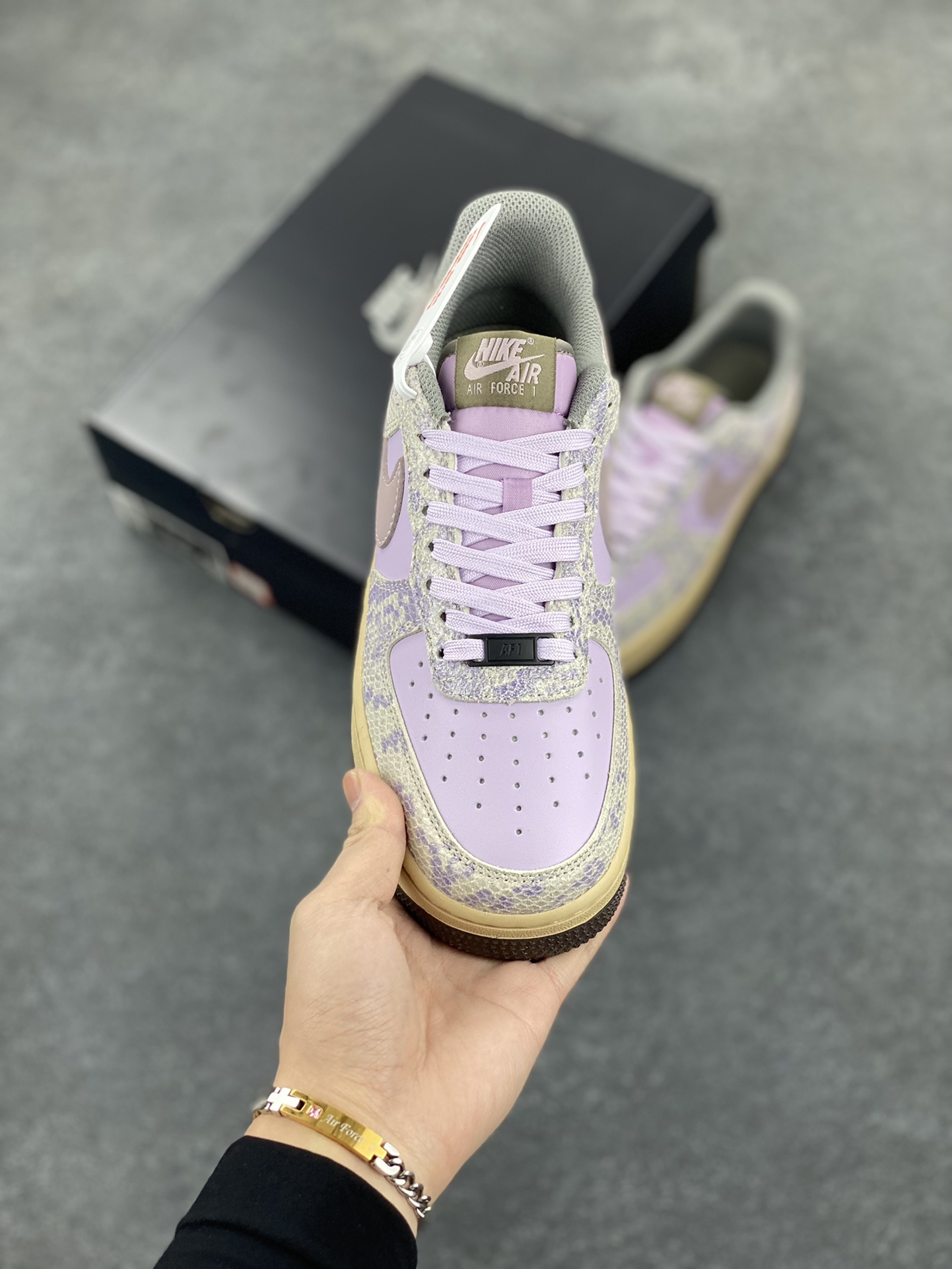 图片[2]-Nike Air Force 1 Low 蛇鳞紫灰 原楦头原纸板 打造纯正空军版型 专注外贸渠道 全掌内置蜂窝气垫 原盒配件 原厂中底钢印、拉帮完美 货号：HF2898-500 尺码：36 36.5 37.5 38 38.5 39 40 40.5 41 42 42.5 43 44 44.5 45-选品中心