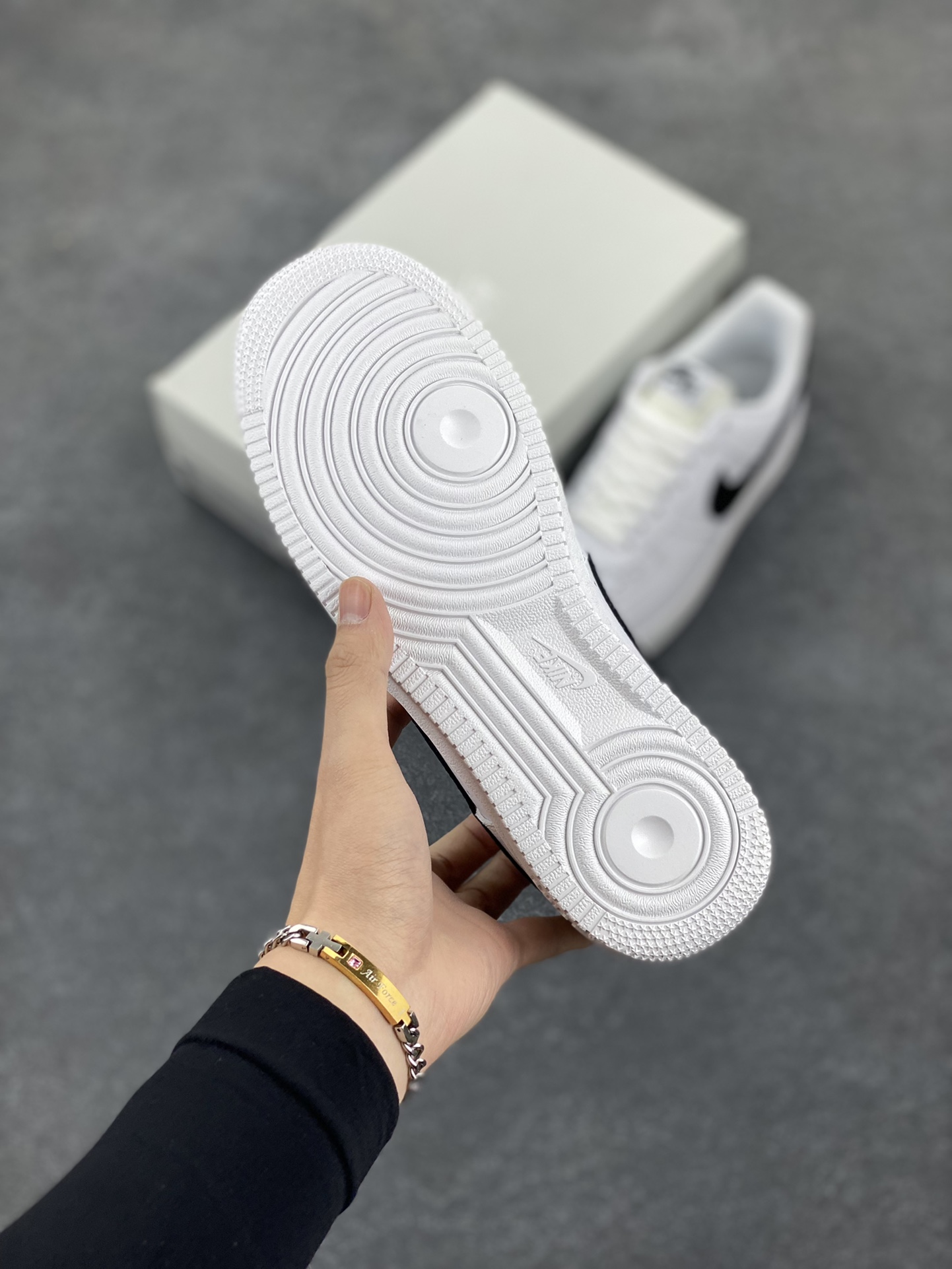 图片[5]-福利特价 Nike Air Force 1 Low 小权志龙白黑 空军一号低帮运动休闲板鞋 原楦头原纸板 打造纯正空军版型 专注外贸渠道 全掌内置蜂窝气垫 原盒配件 原厂中底钢印、拉帮完美 货号：CT2302-100 尺码：36 36.5 37.5 38 38.5 39 40 40.5 41 42 42.5 43 44 44.5 45-选品中心
